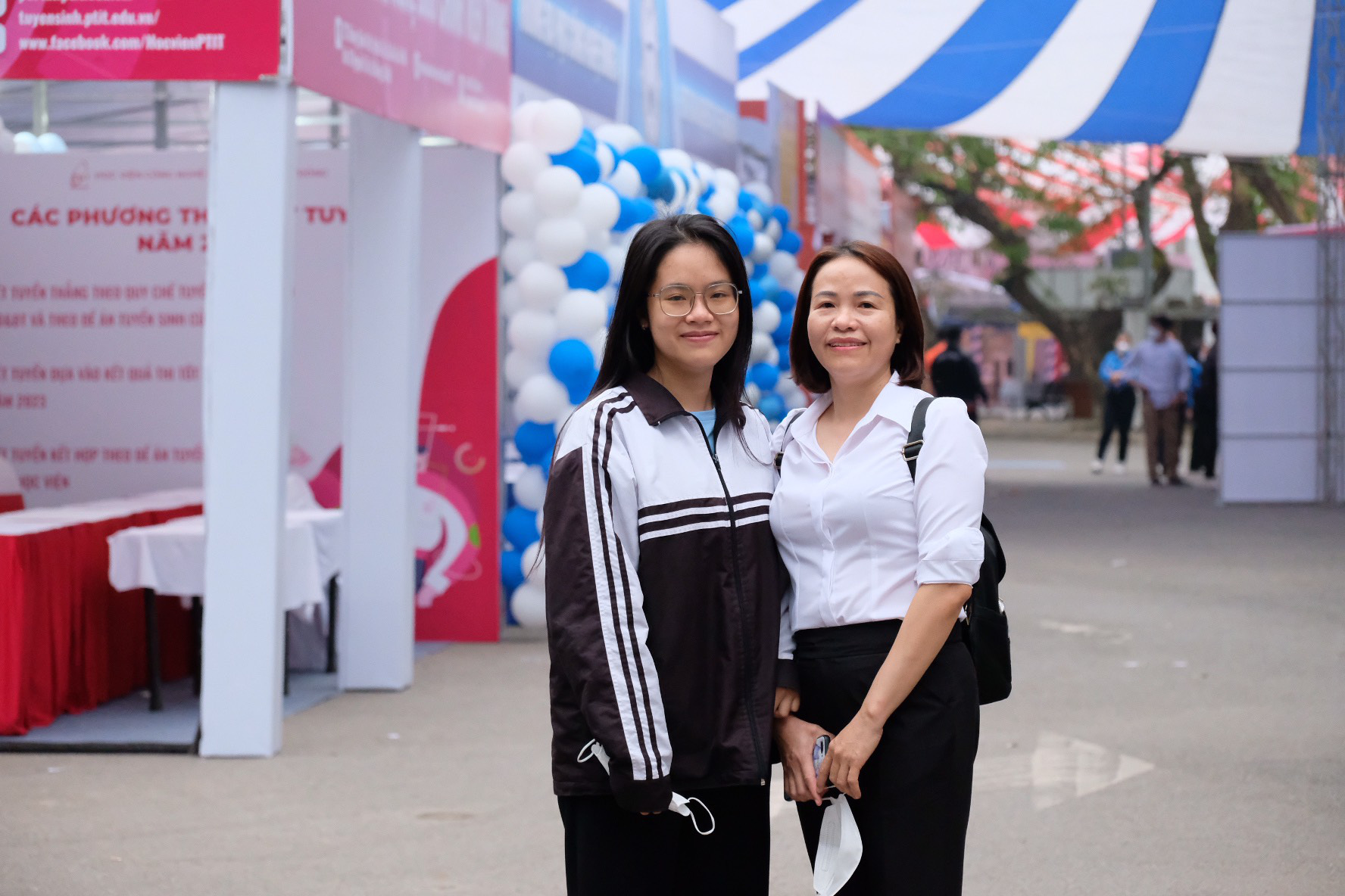 Ngày hội tư vấn tuyển sinh 2023: Phụ huynh hãy tham gia tư vấn để đồng hành cùng con em - Ảnh 2. 6h sáng chị Phạm Thị Hậu cùng con gái Nguyễn Ngọc Quỳnh Hoa đã có mặt tại ĐH Bách Khoa Hà Nội - Ảnh: NGUYÊN BẢO