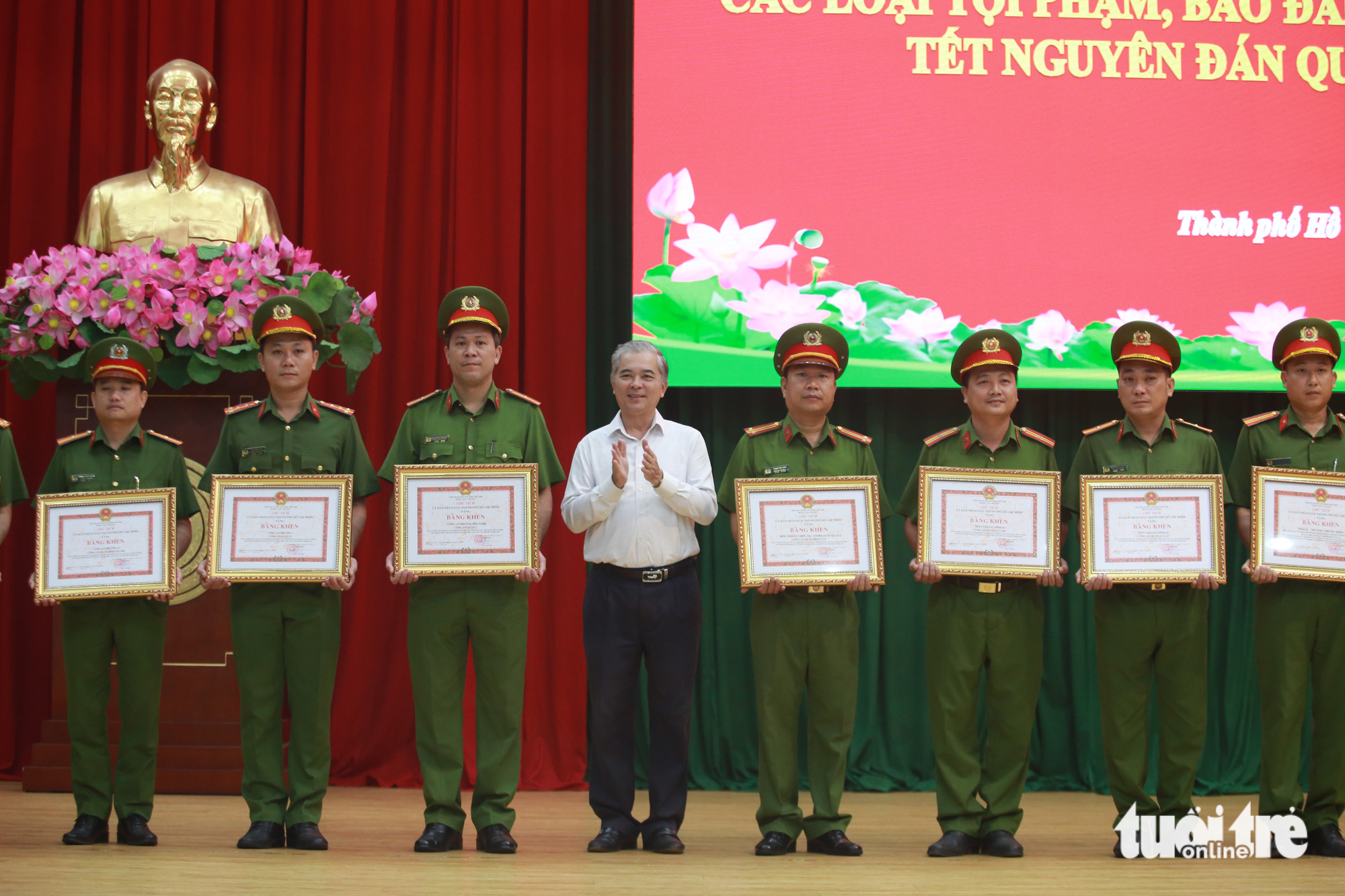 Ông Ngô Minh Châu, phó chủ tịch UBND TP.HCM, trao bằng khen cho các tập thể, cá nhân thực hiện xuất sắc nhiệm vụ - Ảnh: MINH HÒA