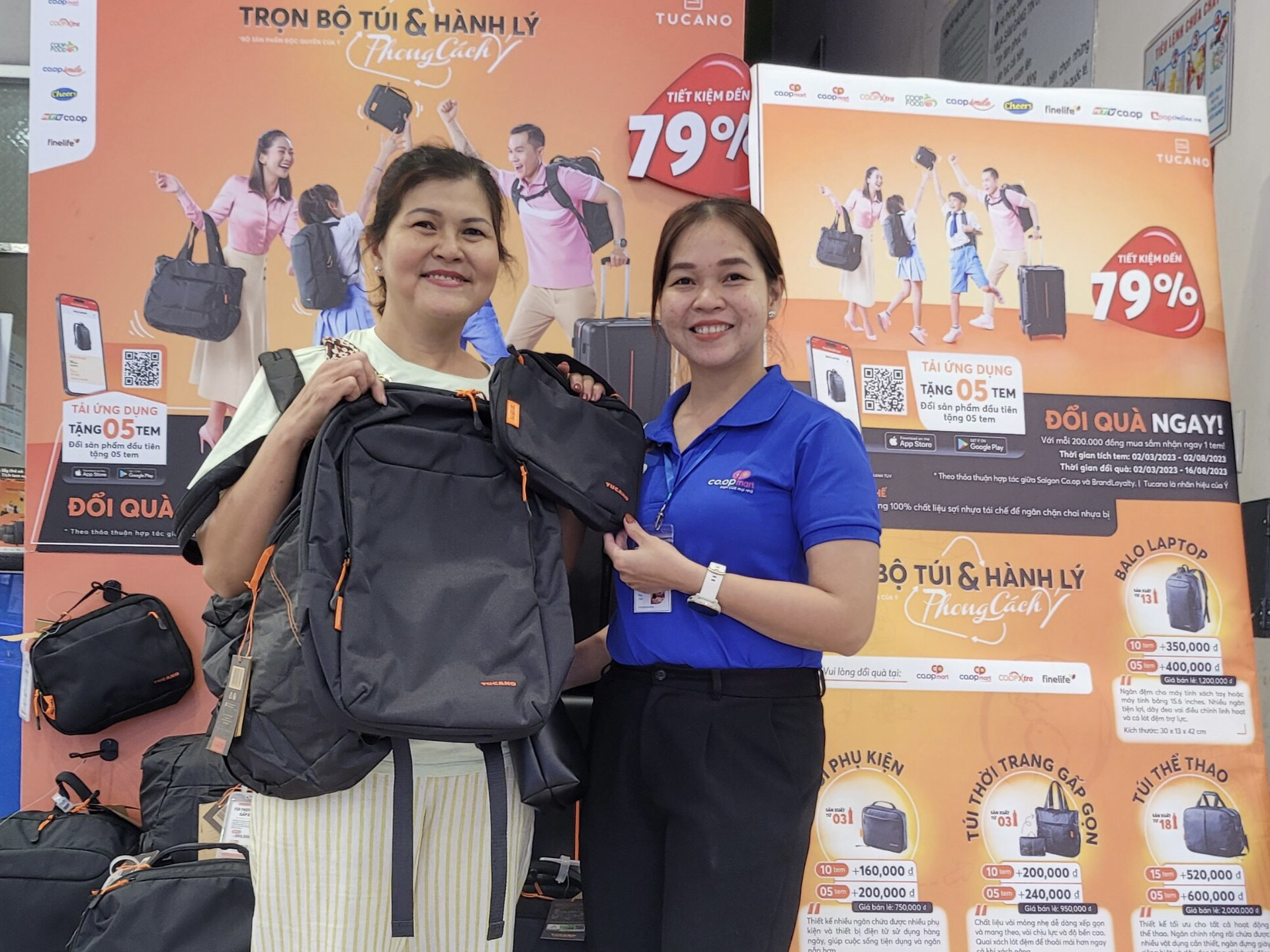 Ngay trong ngày đầu tiên chương trình “Tích tem đổi quà” của Co.opmart được khởi động trở lại, chị Võ Thị Thanh Hồng (thành phố Tây Ninh) đã đổi được ba sản phẩm nhập khẩu độc quyền từ Ý - Ảnh: S.C. Ngay trong ngày đầu tiên chương trình “Tích tem đổi quà” của Co.opmart được khởi động trở lại, chị Võ Thị Thanh Hồng (thành phố Tây Ninh) đã đổi được ba sản phẩm nhập khẩu độc quyền từ Ý - Ảnh: S.C.