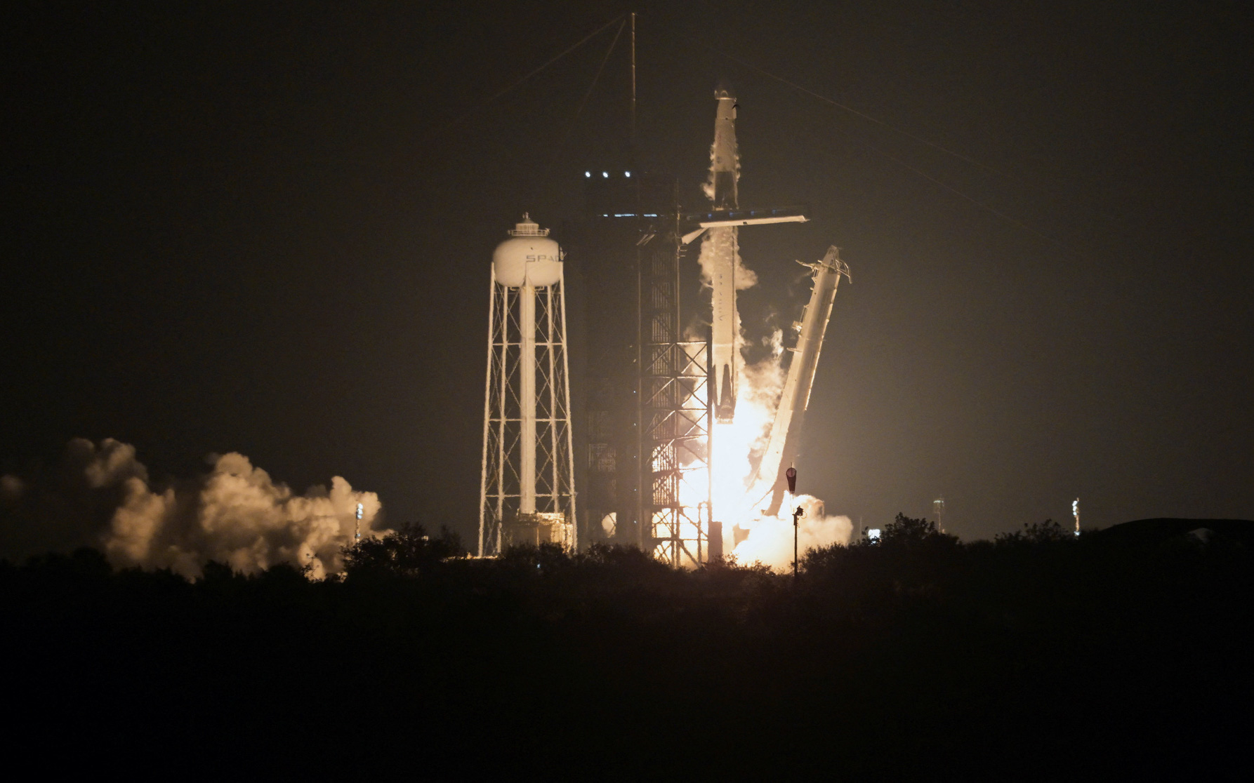 Tàu vũ trụ SpaceX đưa phi hành gia Mỹ, Nga lên ISS