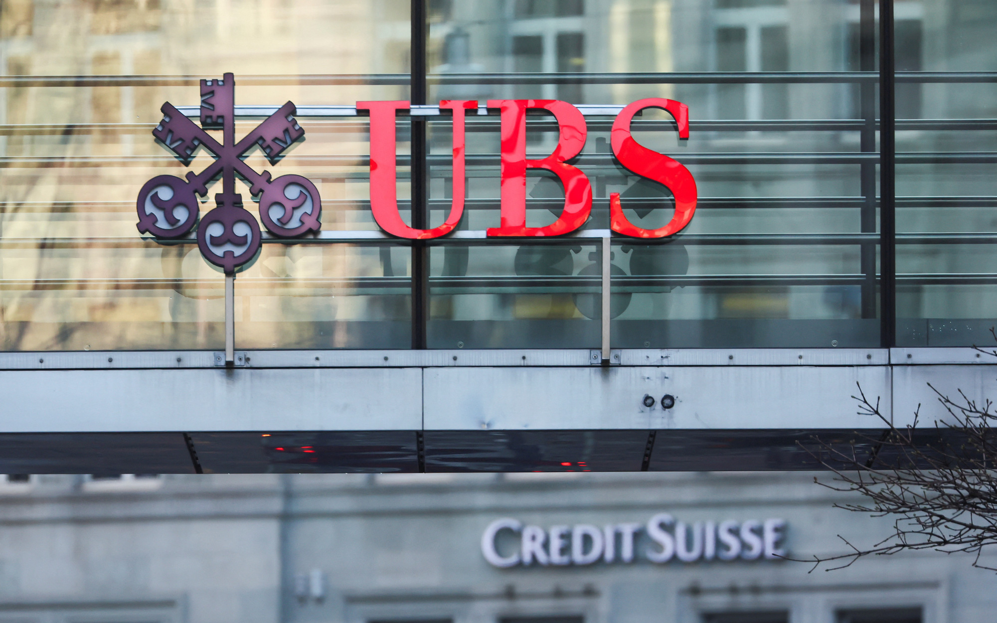 Cổ phiếu UBS lao dốc sau khi 'cứu' Credit Suisse