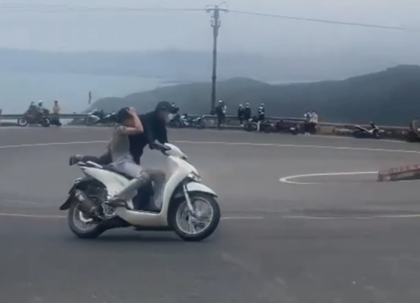 Làm rõ clip đôi nam nữ lái xe máy ‘làm xiếc’ trên đèo Hải Vân - Ảnh 1.