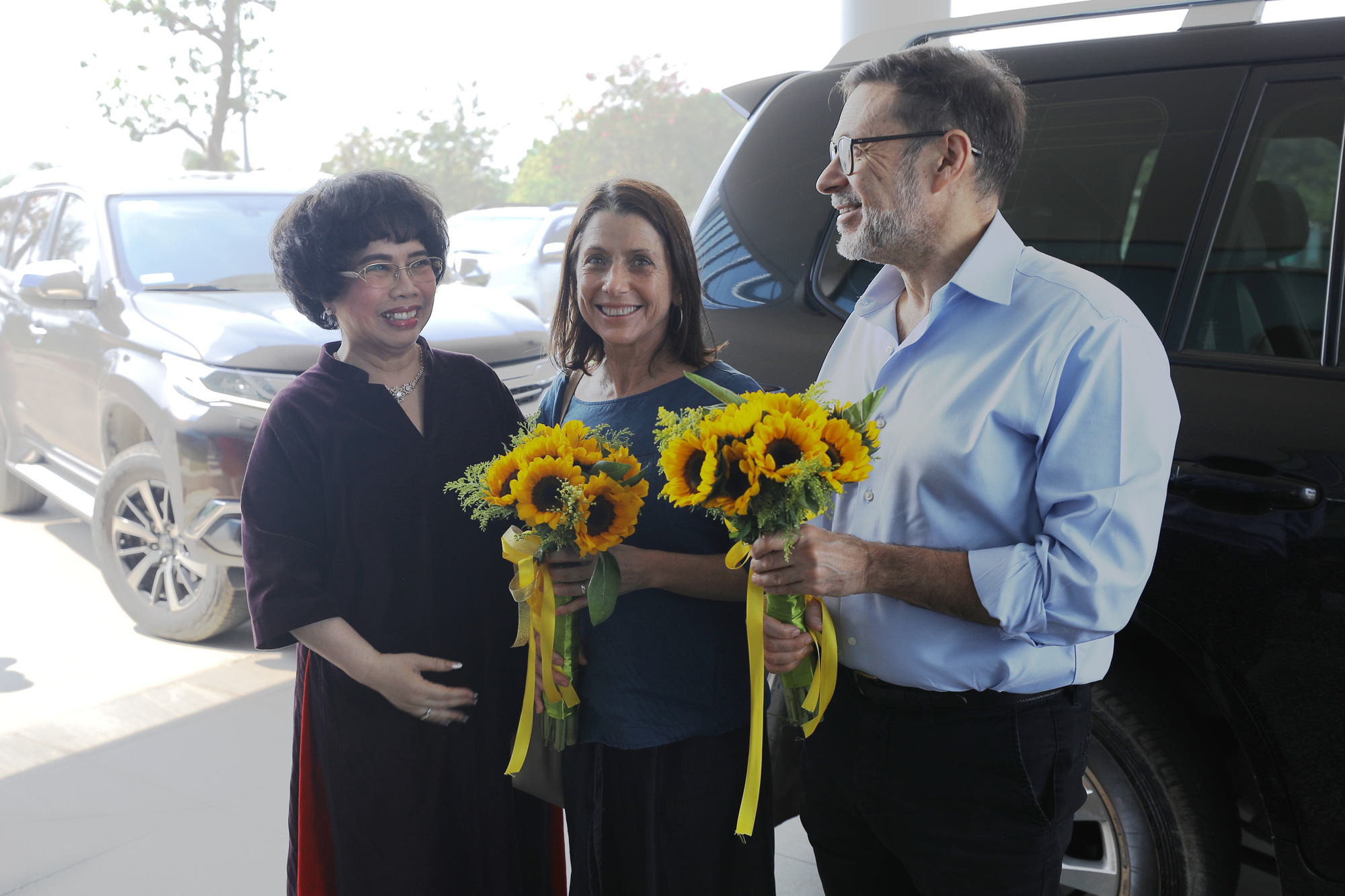 Nhà sáng lập Tập đoàn TH - Anh hùng Lao động Thái Hương đón tiếp Đại sứ Andrew Goledzinowski và phu nhân tại Nghĩa Đàn, Nghệ An Nhà sáng lập Tập đoàn TH - Anh hùng Lao động Thái Hương đón tiếp Đại sứ Andrew Goledzinowski và phu nhân tại Nghĩa Đàn, Nghệ An