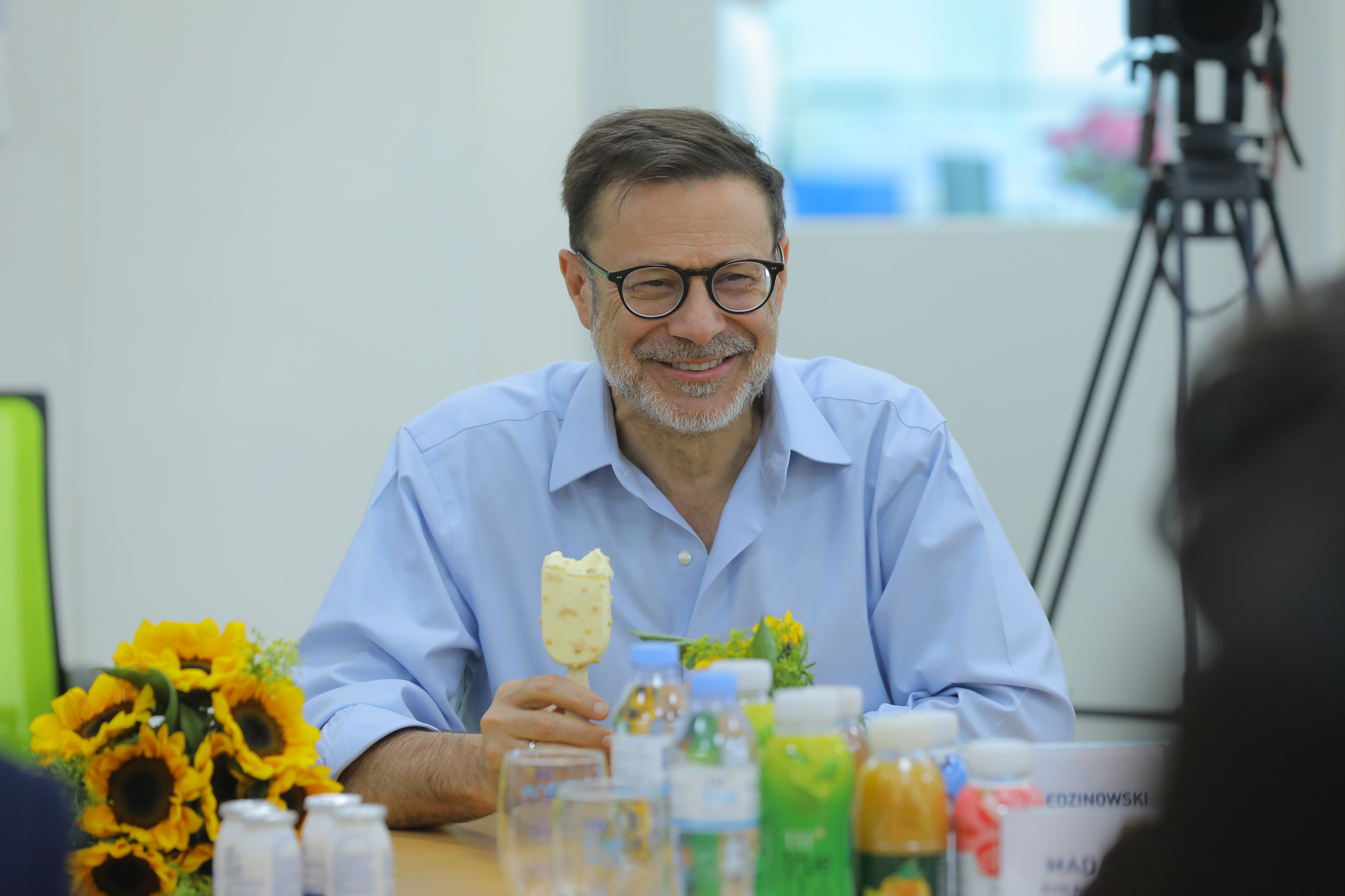 Đại sứ Andrew Goledzinowski thưởng thức những sản phẩm từ sữa tươi sạch, "Vì sức khỏe cộng đồng" của Tập đoàn TH trong khuôn khổ buổi làm việc - Ảnh: TH Đại sứ Andrew Goledzinowski thưởng thức những sản phẩm từ sữa tươi sạch, "Vì sức khỏe cộng đồng" của Tập đoàn TH trong khuôn khổ buổi làm việc - Ảnh: TH