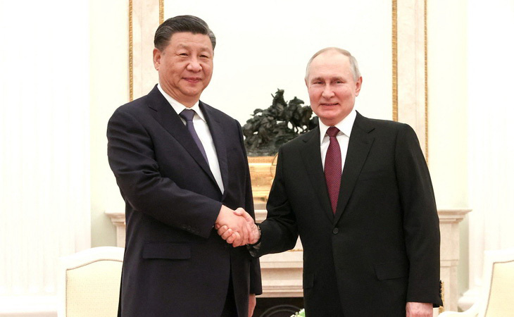 Ông Tập Cận Bình và ông Vladimir Putin bắt tay tại Điện Kremlin ngày 20-3 - Ảnh: Reuters