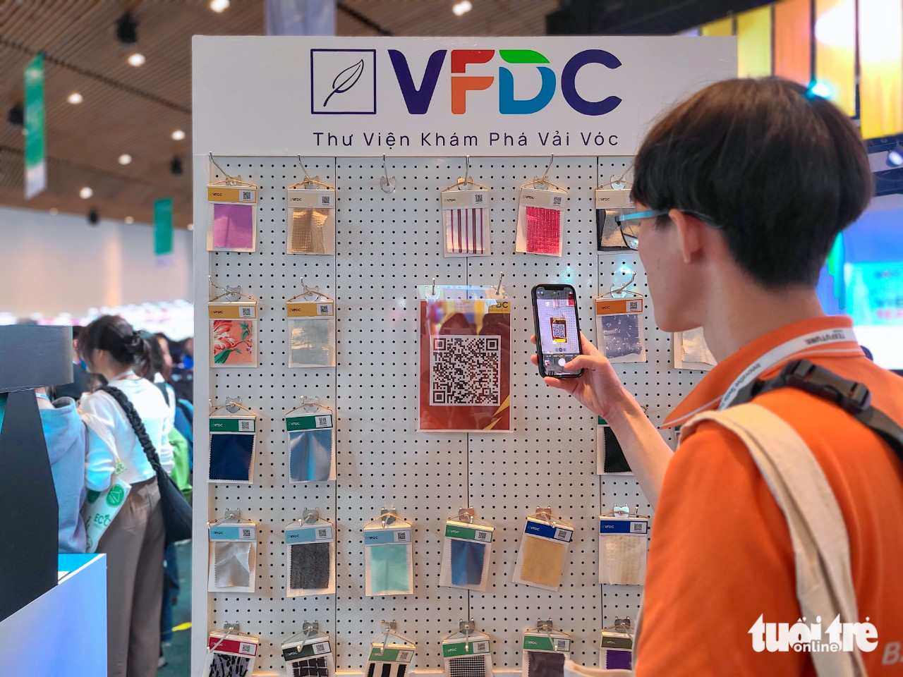1.500 mẫu vải thịnh hành giới thiệu tại triển lãm quốc tế vải cao cấp - Ảnh 2. 1.500 mẫu vải thịnh hành giới thiệu tại triển lãm quốc tế vải cao cấp - Ảnh 2.