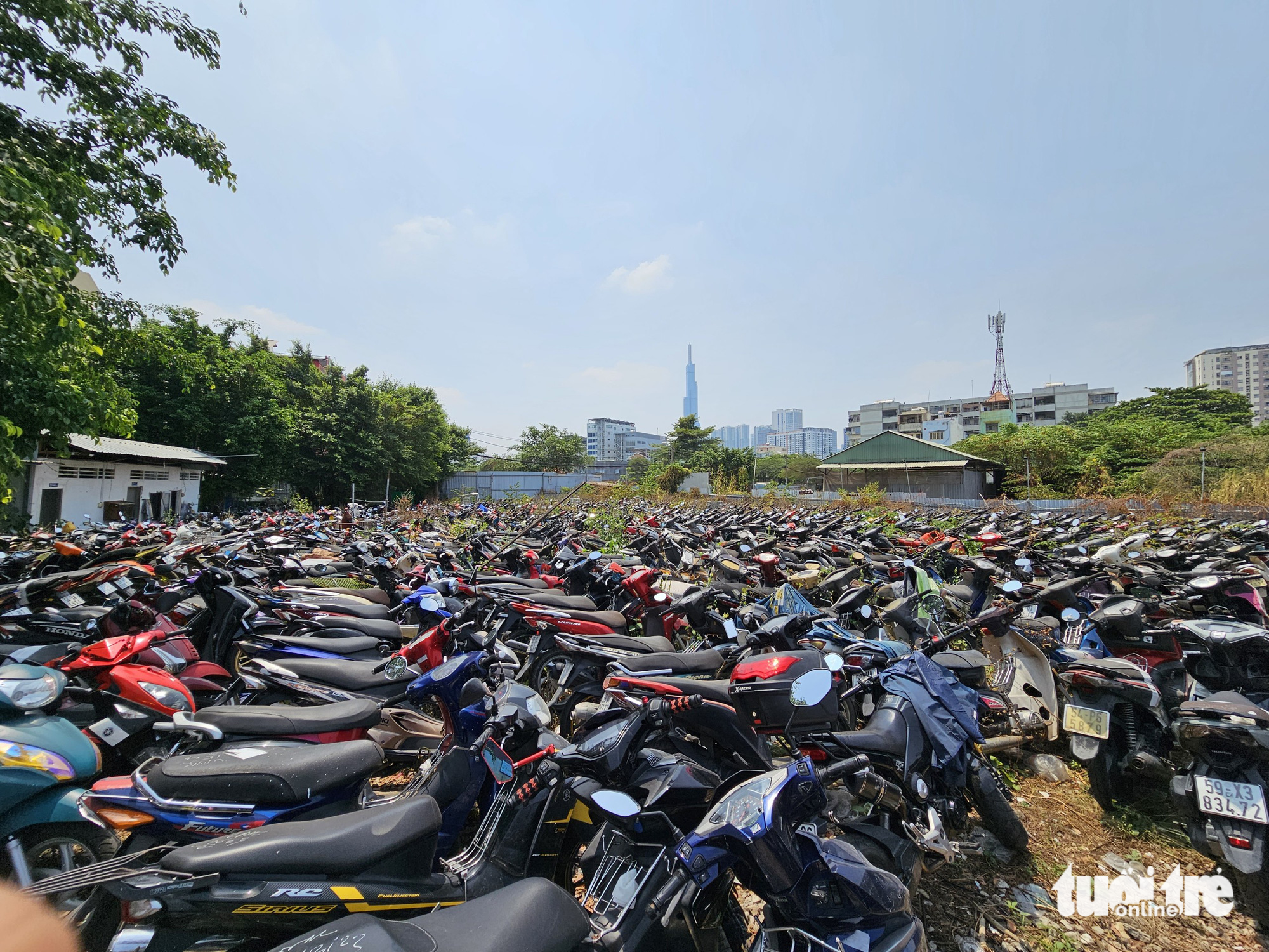 Quận Bình Thạnh: Hàng ngàn xe vi phạm nằm phơi nắng trong kho tạm bợ - Ảnh 3.