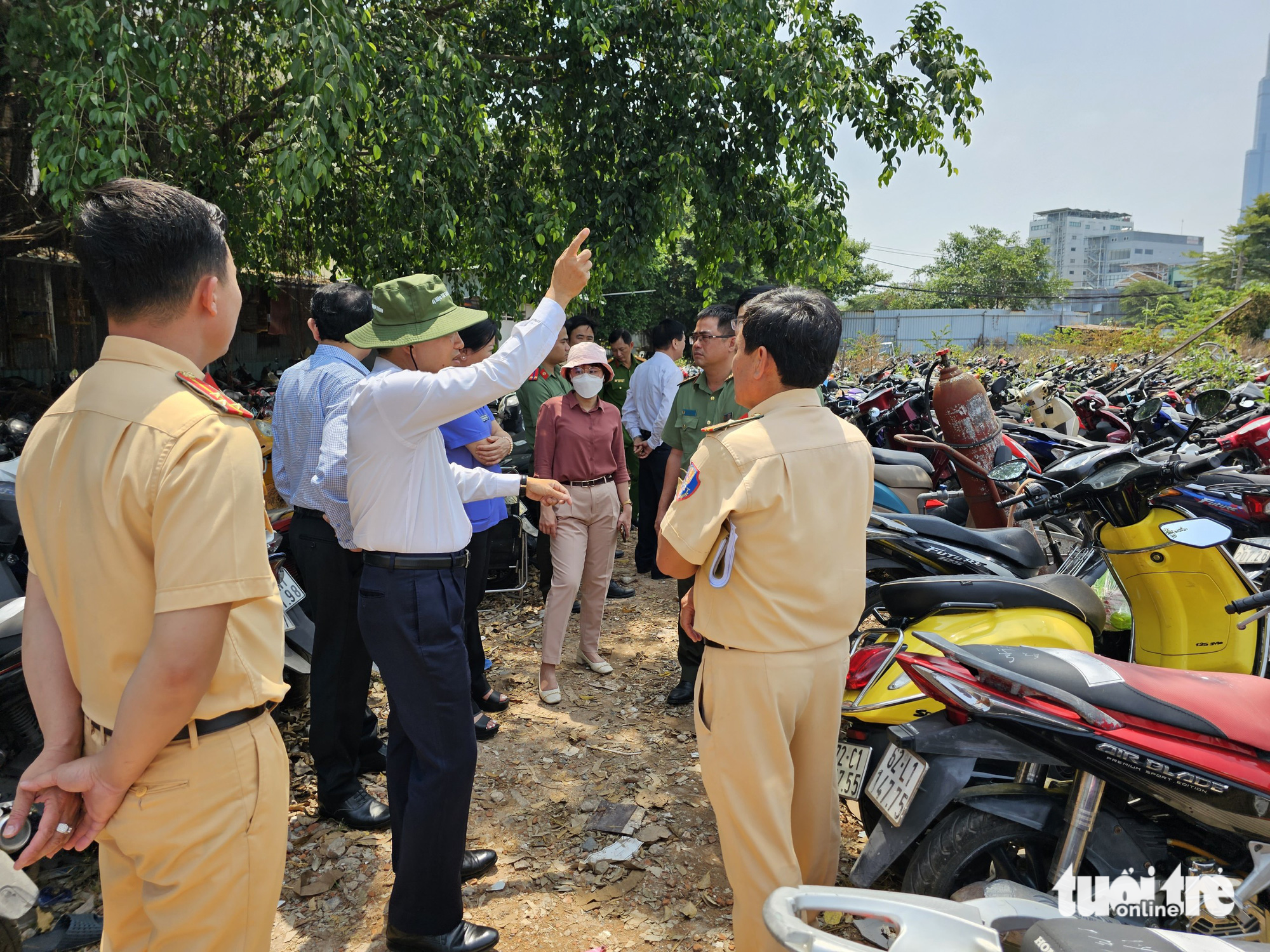 Quận Bình Thạnh: Hàng ngàn xe vi phạm nằm phơi nắng trong kho tạm bợ - Ảnh 4.