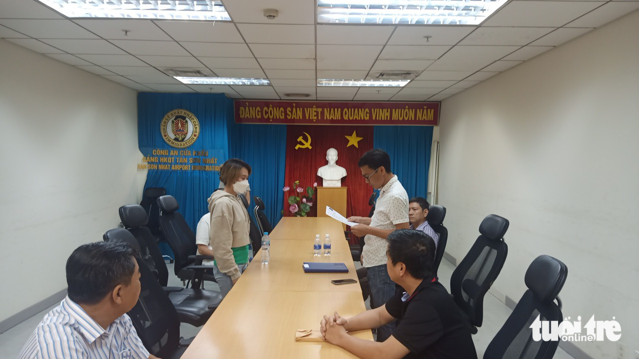 Dẫn giải người phụ nữ bị truy nã quốc tế về Việt Nam - Ảnh 1. Dẫn giải người phụ nữ bị truy nã quốc tế về Việt Nam - Ảnh 1.