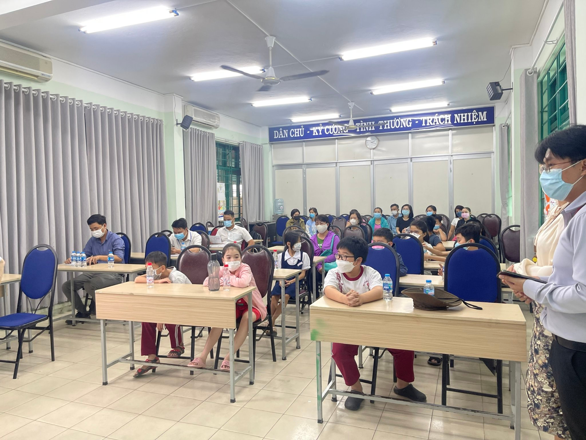 Ho Chi Minh City: Detecting a cluster of H1N1 cases that caused 20 students to take unusual sick leave - Photo 1.