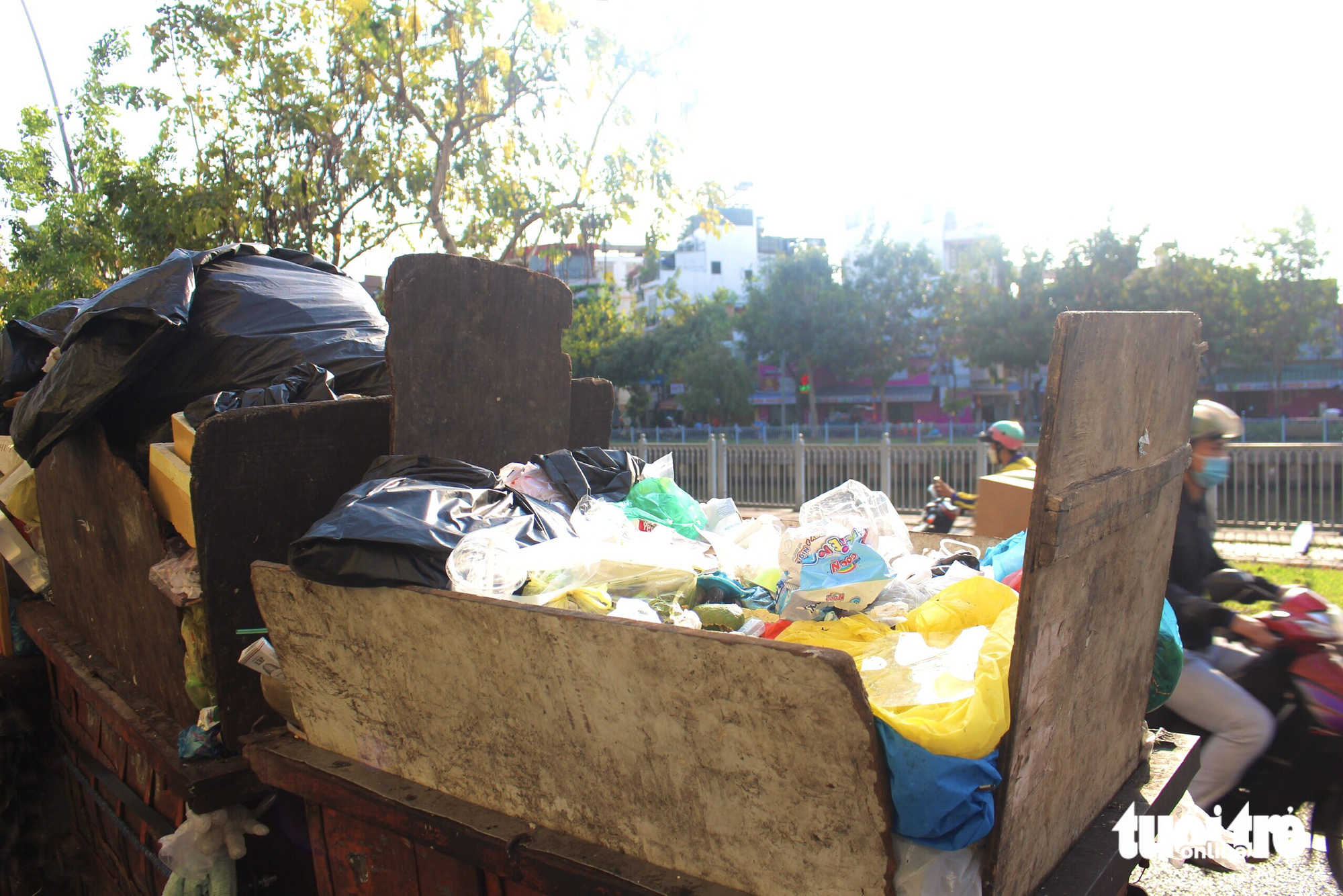 Không đủ diện tích chứa rác, nhiều nhân viên thu gom rác cơi nới thêm các tấm vãn gỗ, rác chất cao không được che chắn kỹ rất dễ tràn xuống hoặc rơi rớt trên đường vận chuyển 