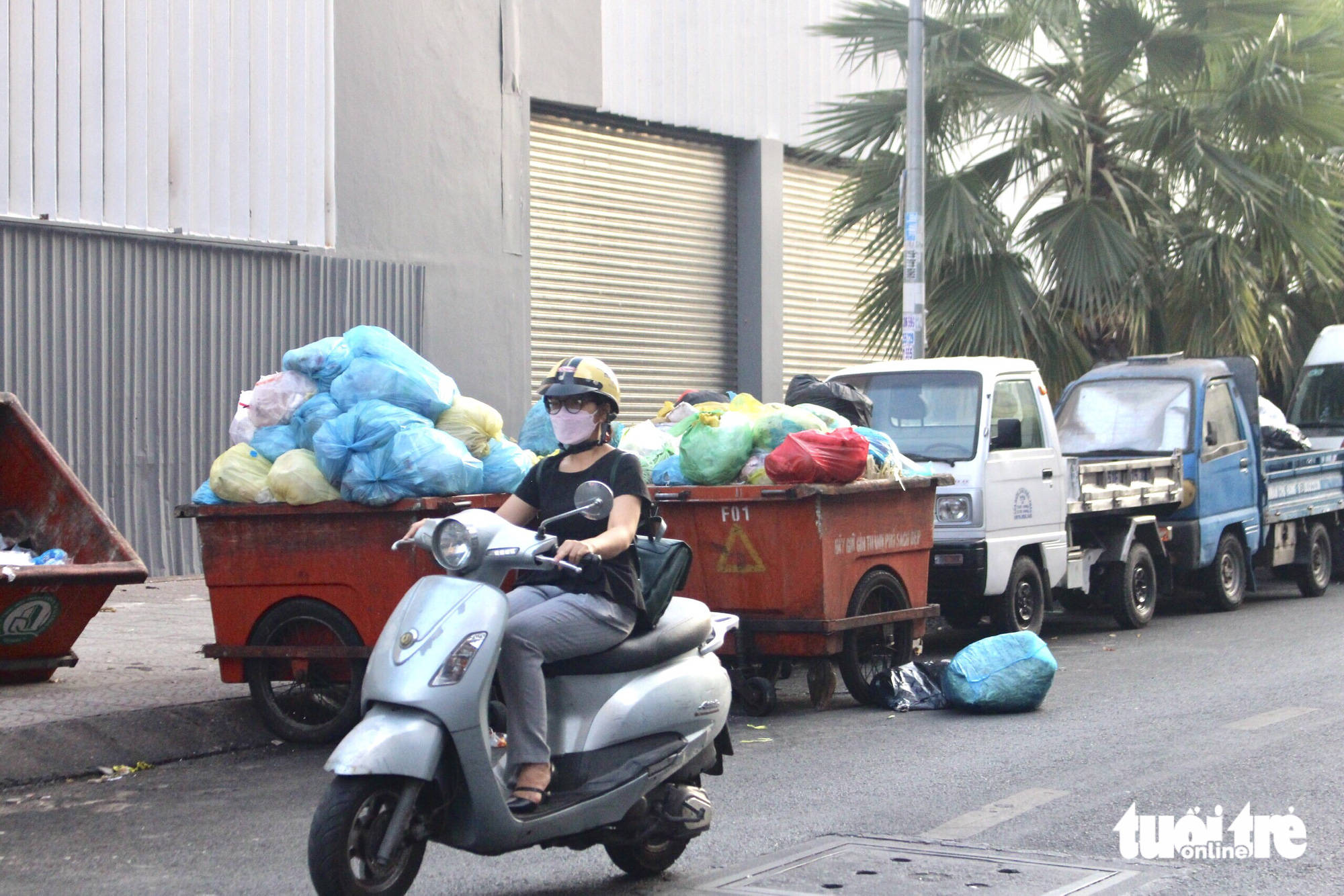 Trong thời gian thu gom, rác thải rơi ra khỏi xe thu rác, nằm vương vãi tại lòng đường Đề Thám (quận 1) - Ảnh: LƯU DUYÊN