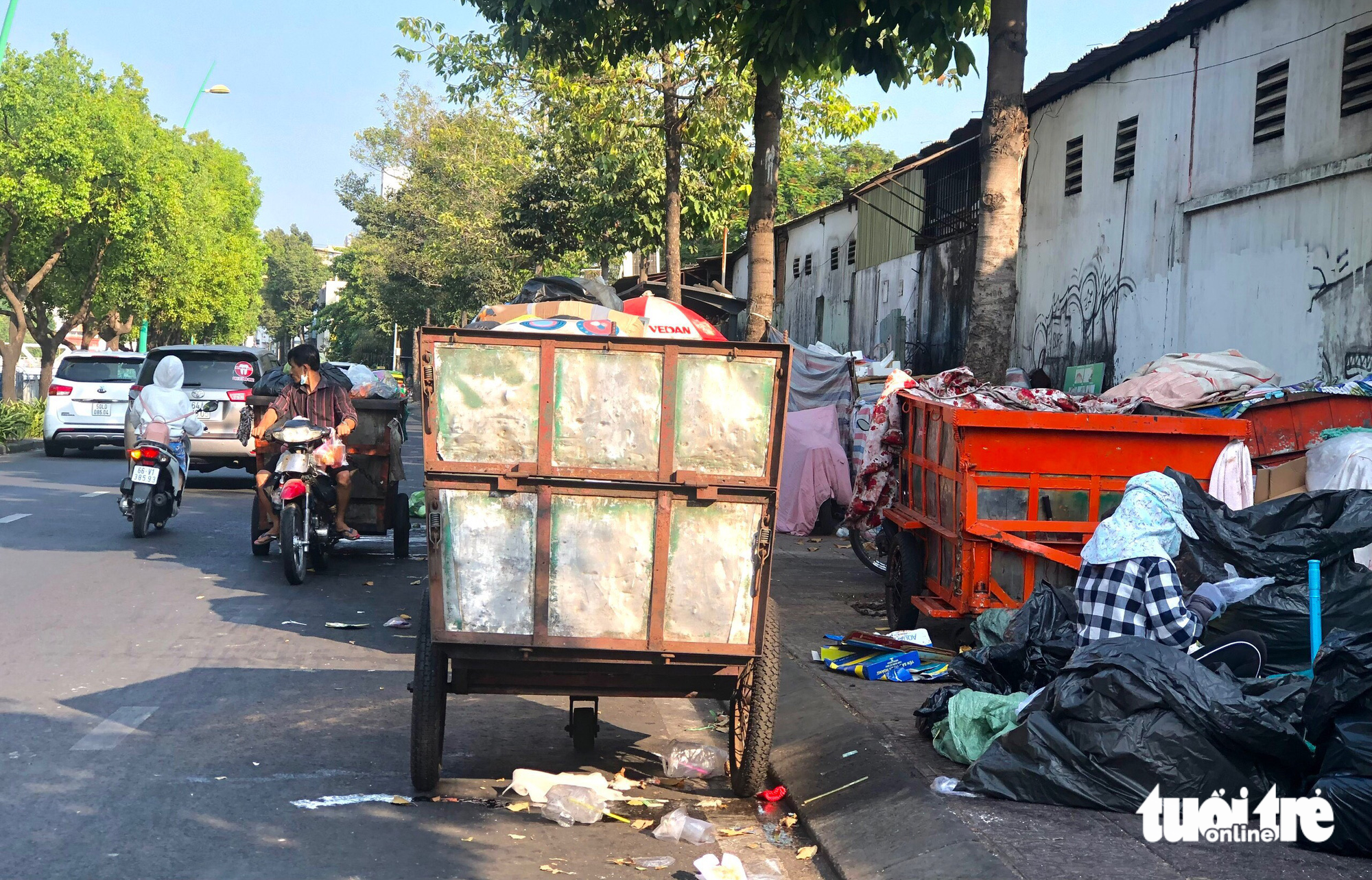 Theo phản ánh của người dân, việc tập kết rác tại đường Hoàng Sa đã kéo dài trong suốt nhiều năm nay, hàng chục xe rác chiếm hết cả phần vỉa hè và lòng đường mà chưa có phương án nào giải quyết dứt điểm - Ảnh: LƯU DUYÊN