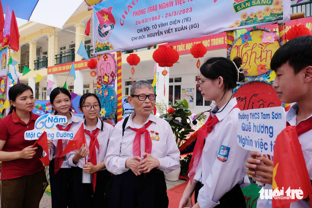Thầy Nguyễn Đức Thìn trở lại Trường THCS Tam Sơn giao lưu cùng học sinh, nhân kỷ niệm 60 năm Nghìn việc tốt - Ảnh: NGUYÊN BẢO