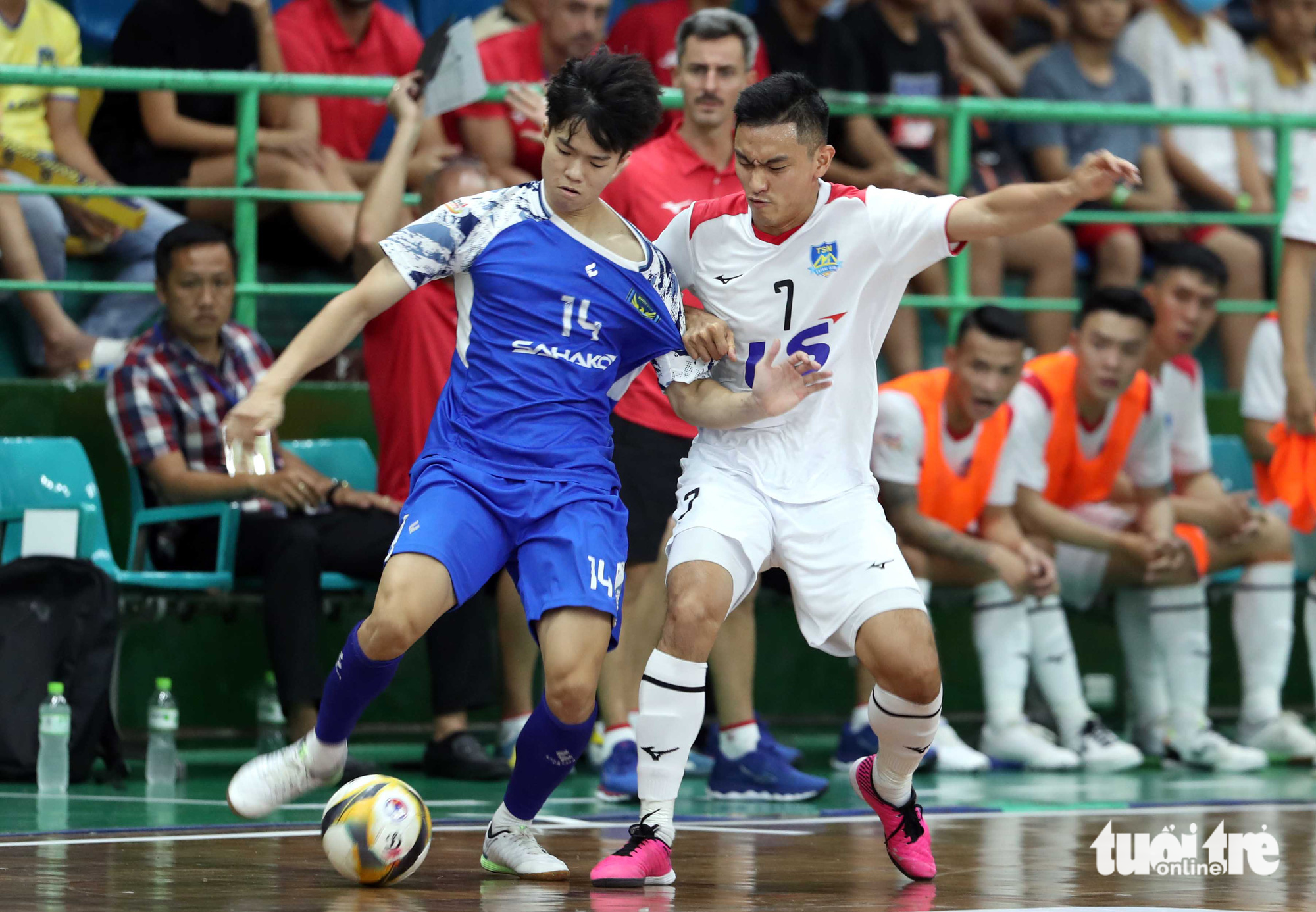 Trọng tài bị vây ở trận futsal siêu kinh điển Việt Nam - Ảnh 1.