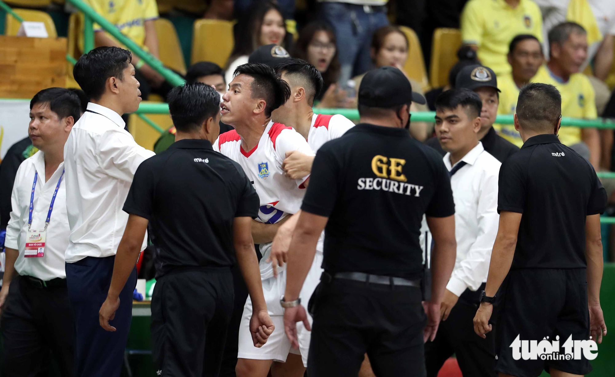 Trọng tài bị vây ở trận futsal siêu kinh điển Việt Nam - Ảnh 6.