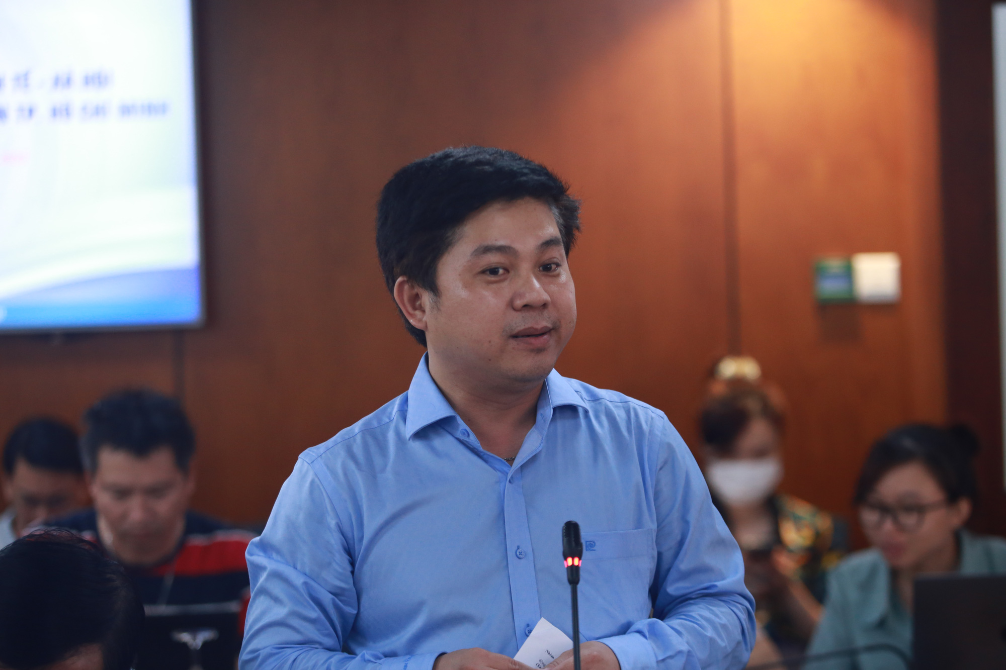 Học sinh TP.HCM sẽ được cấp mã tạm thi tuyển sinh nếu chưa có mã định danh - Ảnh 1. Ông Hồ Tấn Minh - chánh văn phòng Sở Giáo dục Đào tạo TP.HCM - tại họp báo - Ảnh: MINH HÒA