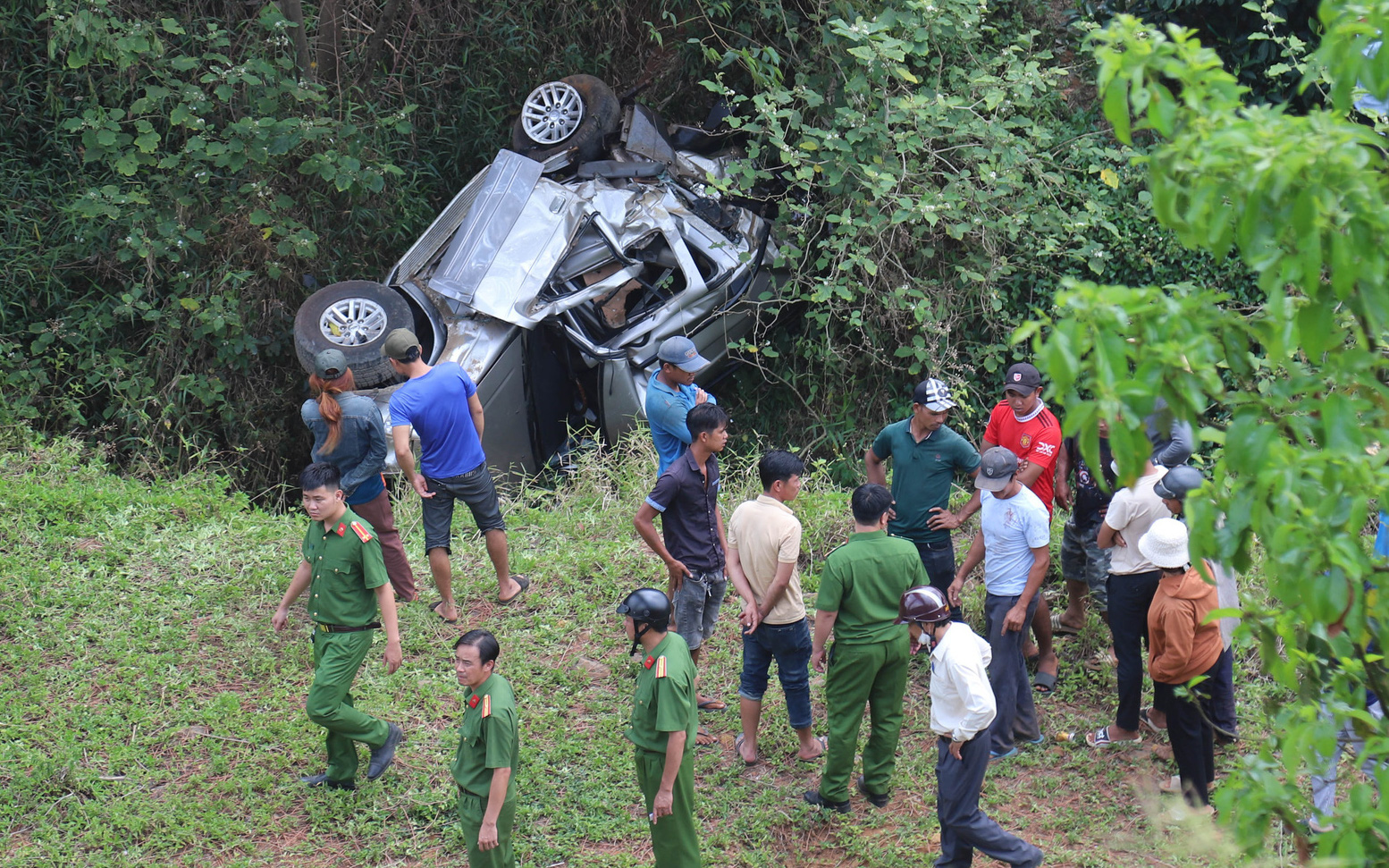 Ô tô rơi xuống cầu ở Bảo Lộc, 2 người chết