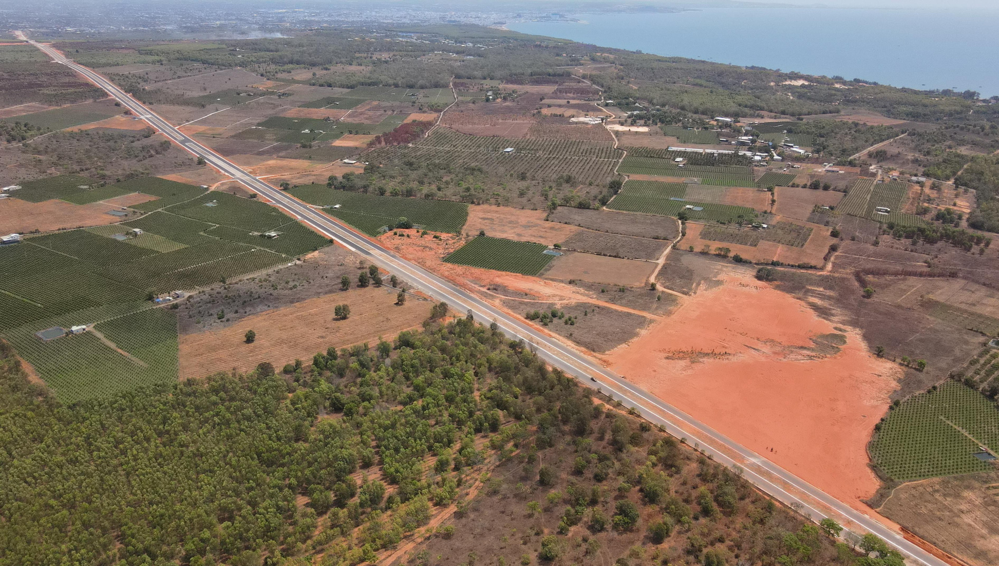 Tuyến đường ven biển ĐT.719B nối trung tâm TP Phan Thiết với biển Kê Gà, huyện Hàm Thuận Nam dần hình thành, với hy vọng sẽ vực dậy kinh tế - xã hội phía Nam của tỉnh Bình Thuận và hoàn thiện hạ tầng đối nội