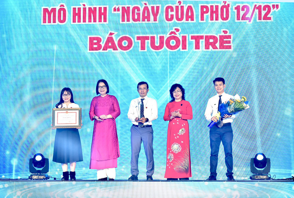 Ngày của Phở 12-12 nhận giải thưởng Hồ Hảo Hớn - Ảnh 1. Ngày của Phở 12-12 nhận giải thưởng Hồ Hảo Hớn - Ảnh 1.