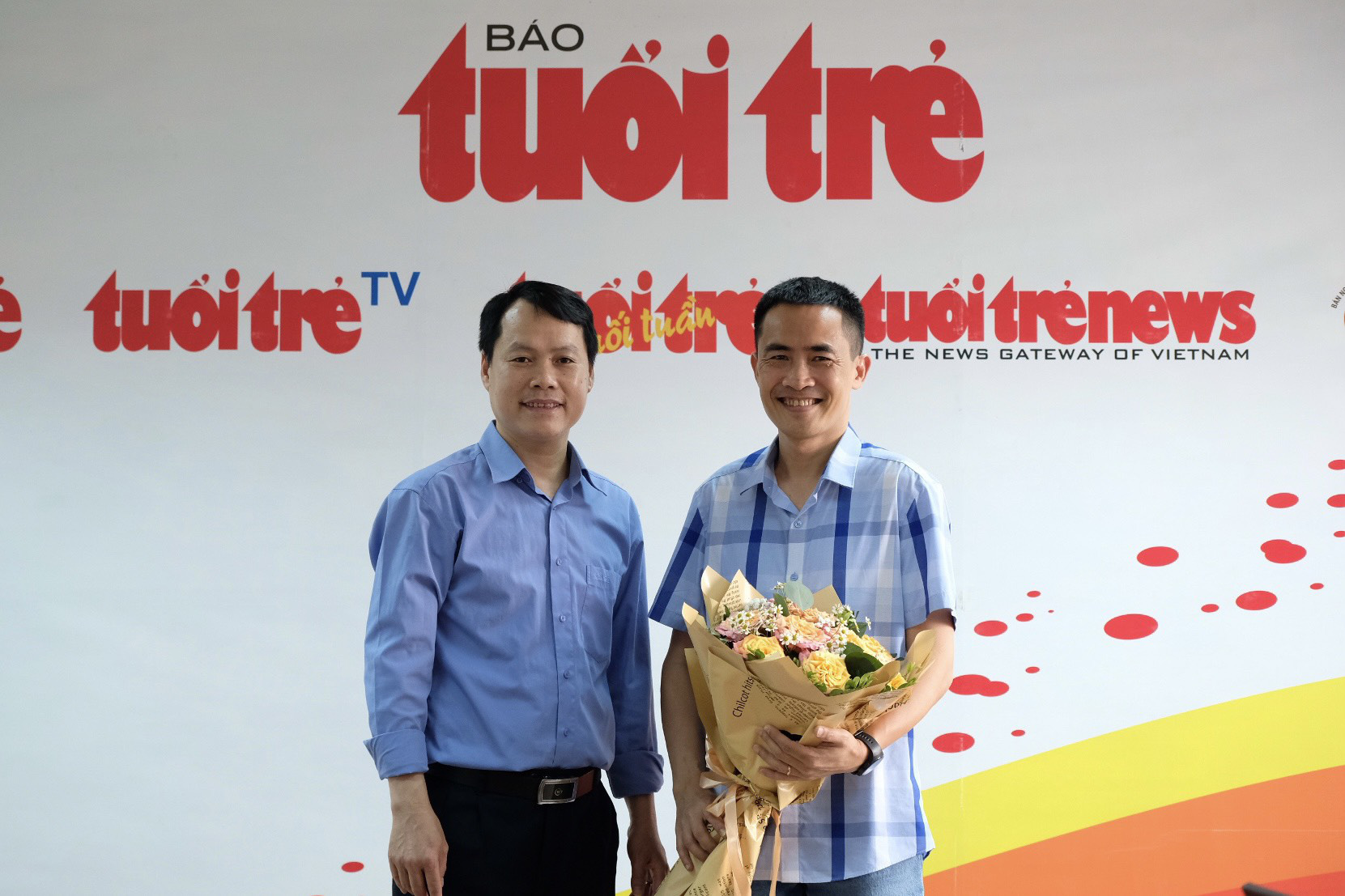 Doctor Nguyen Huy Hoang - Hyperbaric Oxygen Center, Viet Nga Tropical Center (right) - Photo: NGUYEN BAO