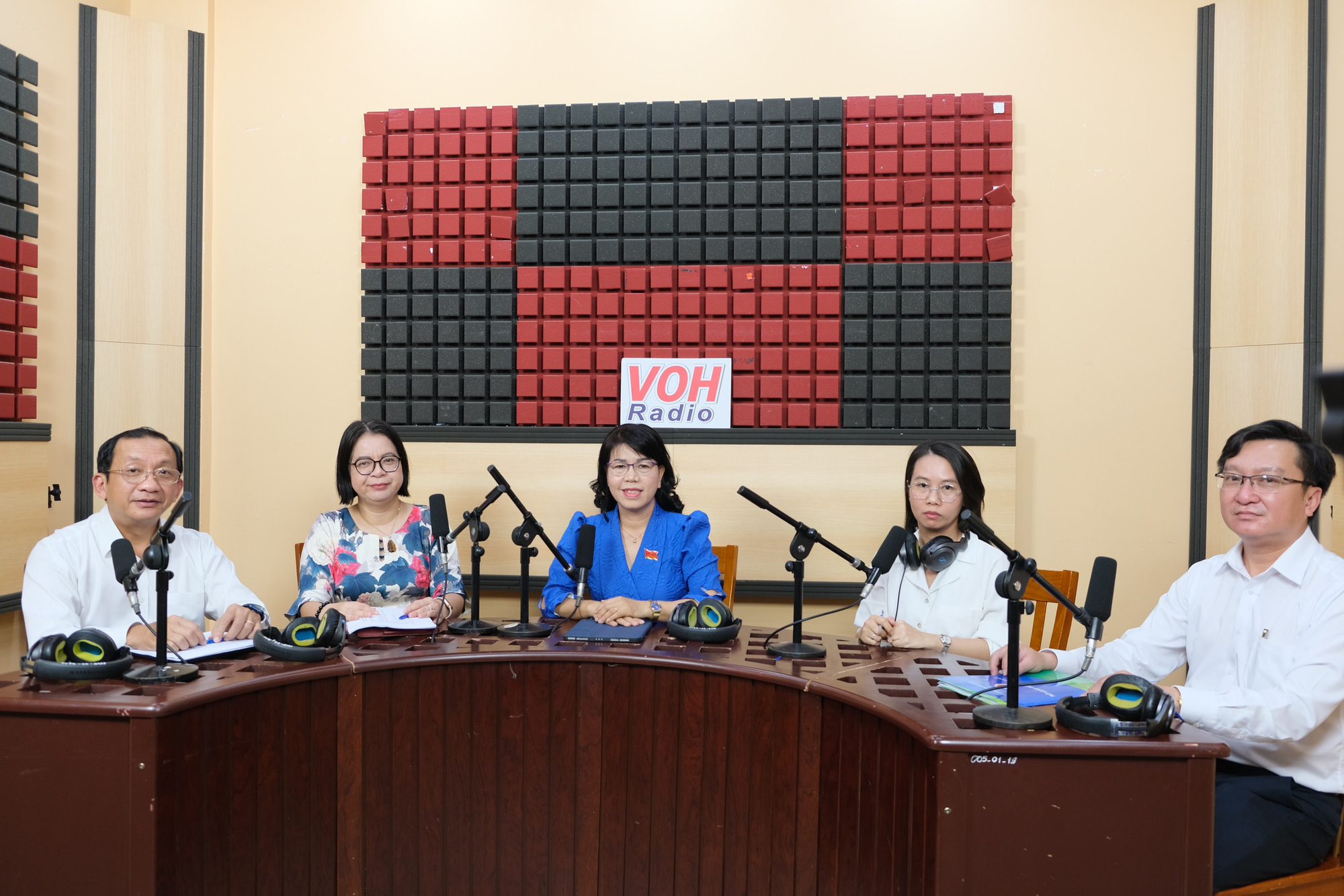 Tạo bình đẳng cho người dân khi tiếp cận dịch vụ chuyển đổi số - Ảnh 2. Bà Trương Lê Mỹ Ngọc (áo xanh) - phó trưởng ban Kinh tế Ngân sách HĐND TP.HCM - chủ trì buổi đối thoại - Ảnh: VOH