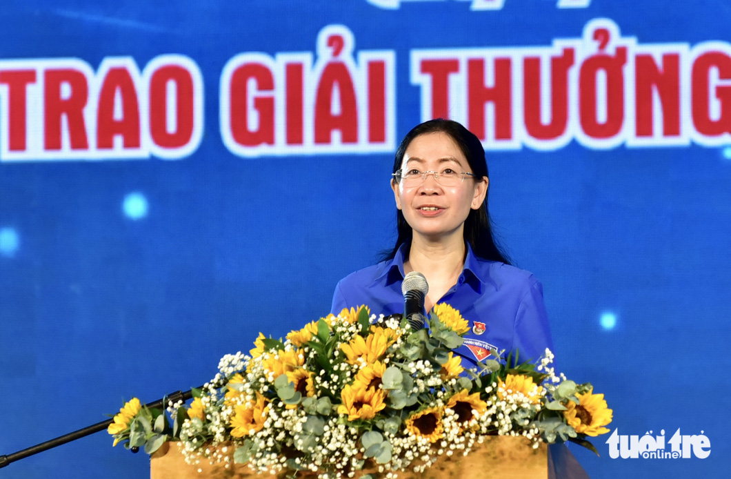 Chị Phan Thị Thanh Phương, bí thư Thành Đoàn TP.HCM, phát động cuộc vận động "TP.HCM - thành phố tôi yêu" - Ảnh: T.T.D