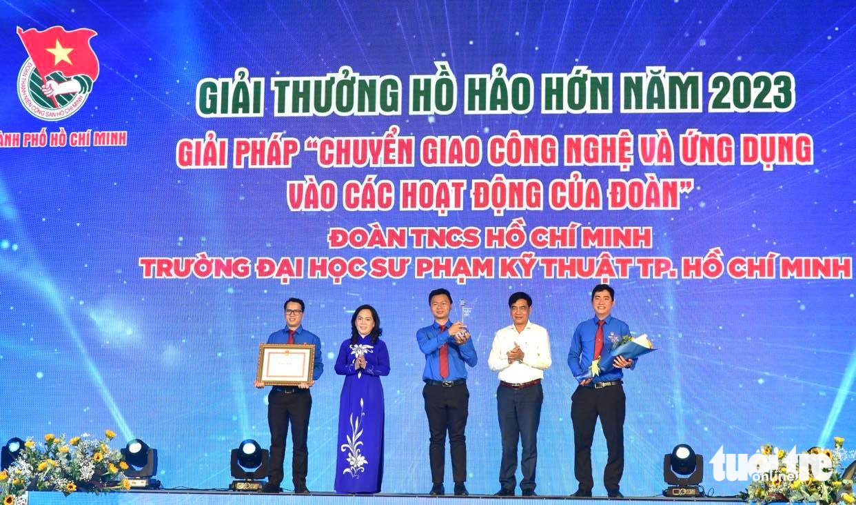 Đoàn trường Đại học Sư phạm TP.HCM nhận giải thưởng Hồ Hảo Hớn - Ảnh: T.T.D.