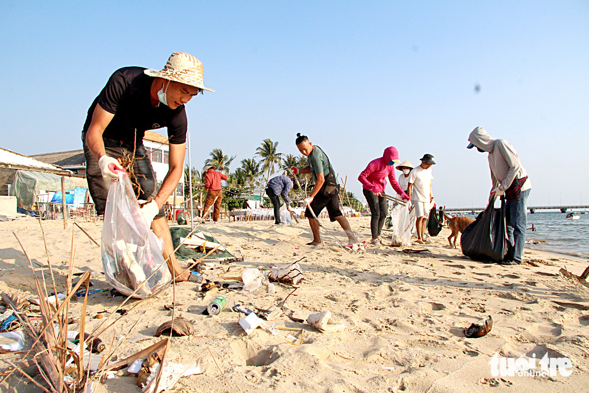 Rác thải bọc ni lông, chai nhựa... vẫn còn nằm vương vãi khắp nơi gây mất vẻ mỹ quan biển đảo Phú Quốc