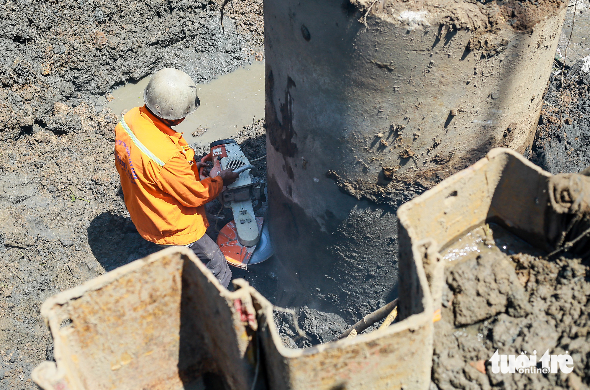 Khẩn trương khắc phục sự cố bể đường ống nước lớn ở TP.HCM - Ảnh 1.