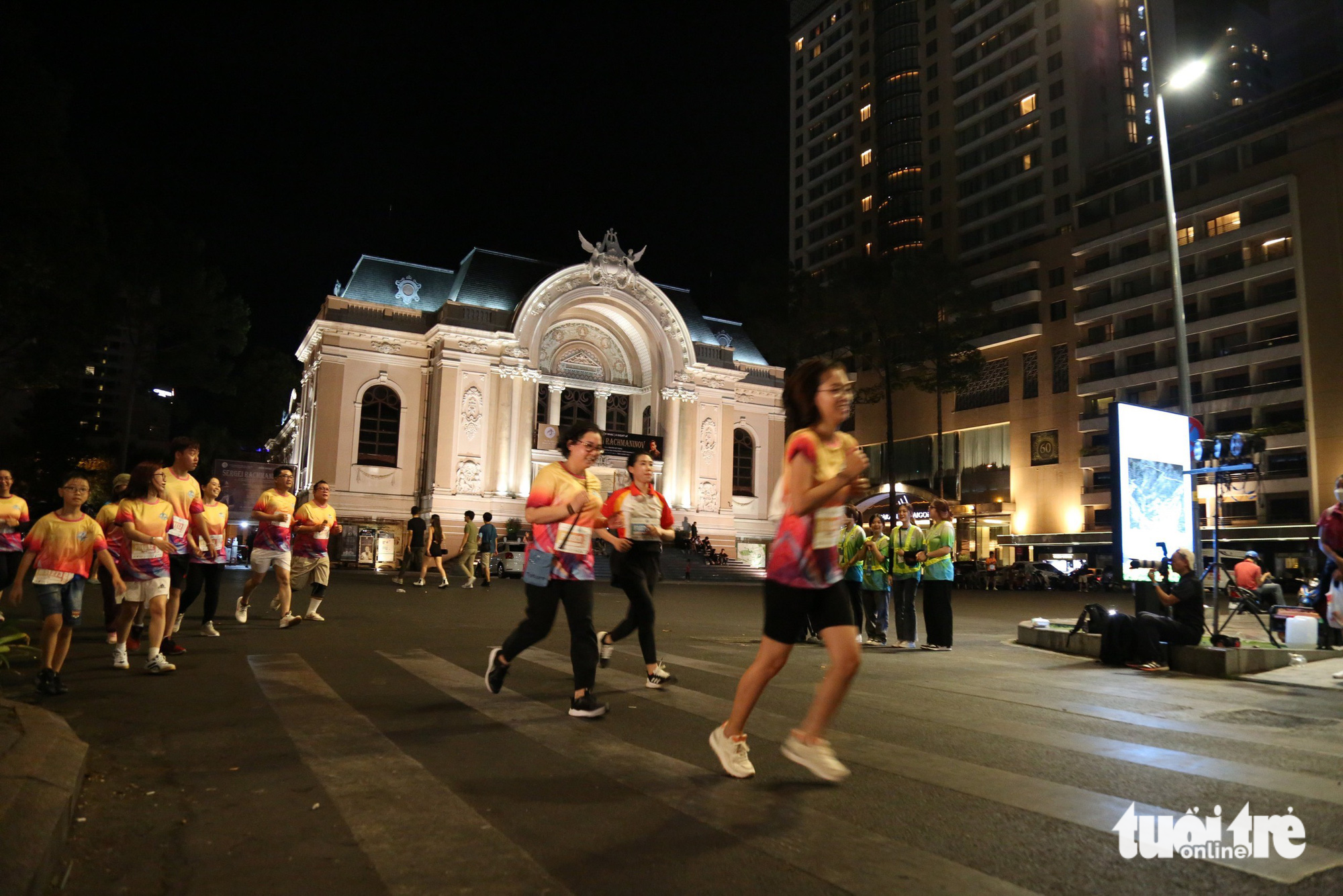 4.000 người chạy đêm giải District 1 Midnight Run ở trung tâm TP.HCM - Ảnh 2. 4.000 người chạy đêm giải District 1 Midnight Run ở trung tâm TP.HCM - Ảnh 2.