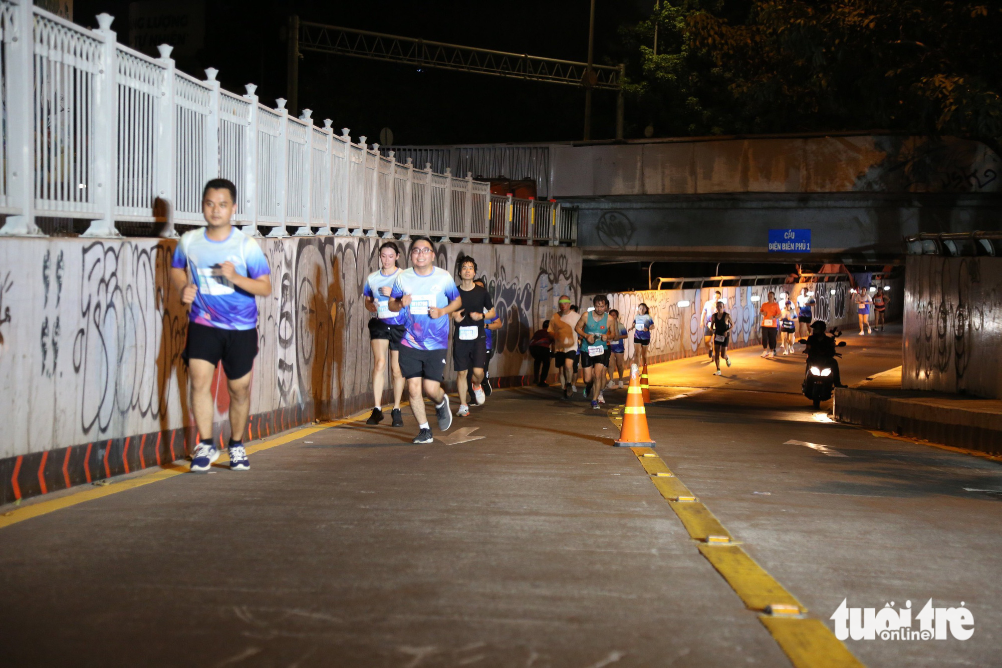 4.000 người chạy đêm giải District 1 Midnight Run ở trung tâm TP.HCM - Ảnh 4.
