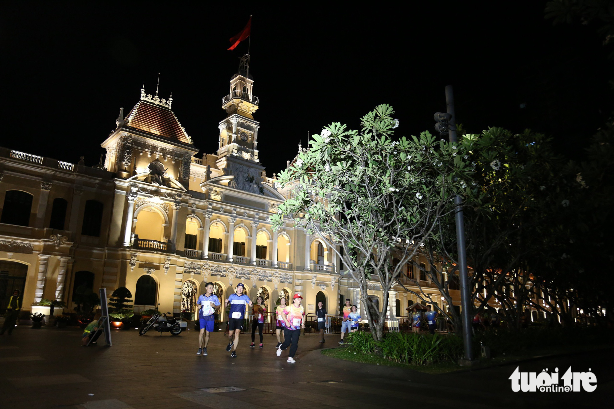4.000 người chạy đêm giải District 1 Midnight Run ở trung tâm TP.HCM - Ảnh 5. 4.000 người chạy đêm giải District 1 Midnight Run ở trung tâm TP.HCM - Ảnh 5.