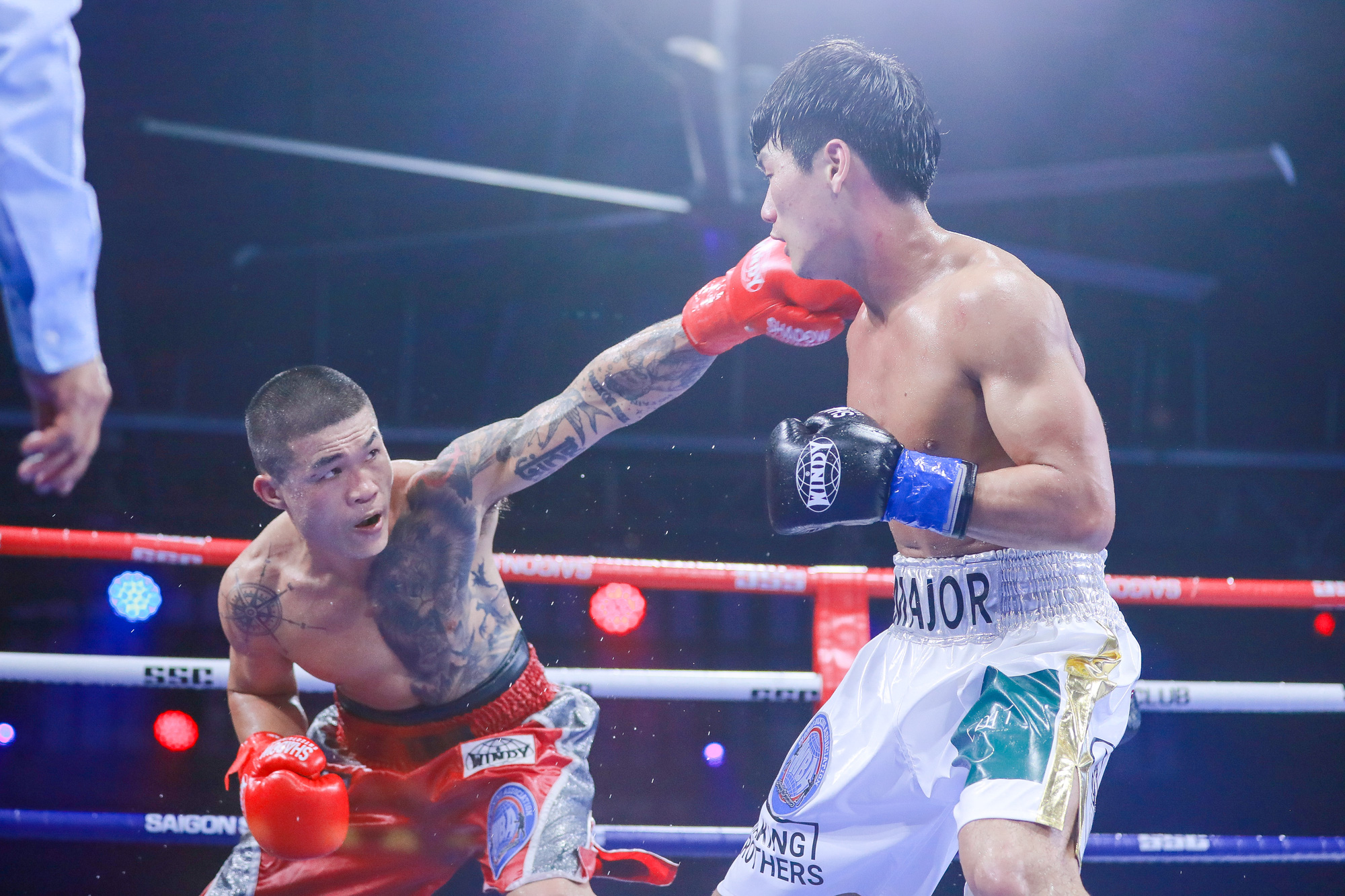 รายการ LEAD: Born to Lead สร้างประวัติศาสตร์เมื่อการแข่งขันป้องกันเข็มขัดระดับทวีป WBA จัดขึ้นที่เวียดนามเป็นครั้งแรก - รูปภาพ: HT รายการ LEAD: Born to Lead สร้างประวัติศาสตร์เมื่อการแข่งขันป้องกันเข็มขัดระดับทวีป WBA จัดขึ้นที่เวียดนามเป็นครั้งแรก - รูปภาพ: HT