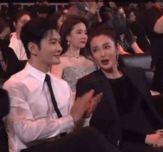Đêm hội Weibo: Dương Mịch né tránh Lưu Diệc Phi, Huỳnh Hiểu Minh sượng khi đụng Angelababy - Ảnh 3. Đêm hội Weibo: Dương Mịch né tránh Lưu Diệc Phi, Huỳnh Hiểu Minh sượng khi đụng Angelababy - Ảnh 3.