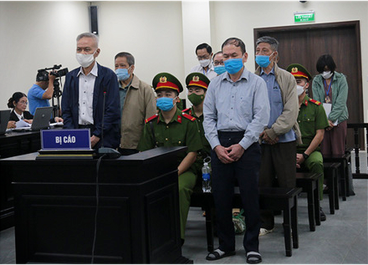 Các bị cáo nghe tòa tuyên án sơ thẩm - Ảnh: NAM ANH