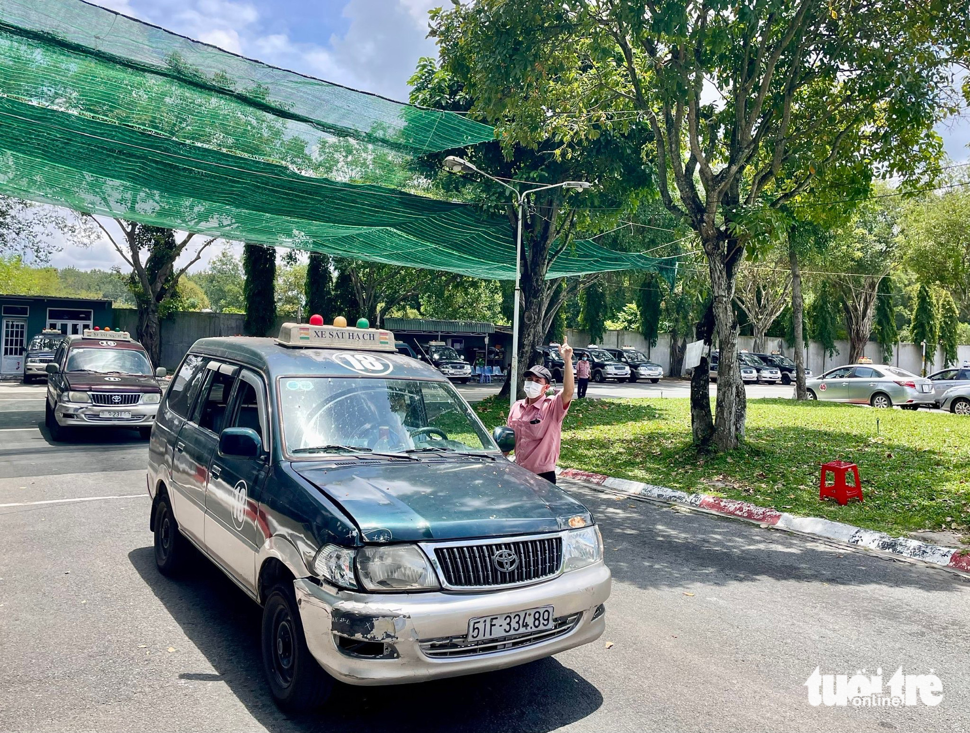 Người dân thi thực hành lái xe tại Trung tâm sát hạch lái xe Củ Chi (TP.HCM) - Ảnh: CHÂU TUẤN