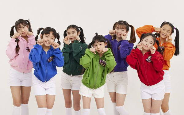 Nhóm nhạc nữ K-pop tuổi "tiểu học" debut nhận tranh cãi kịch liệt