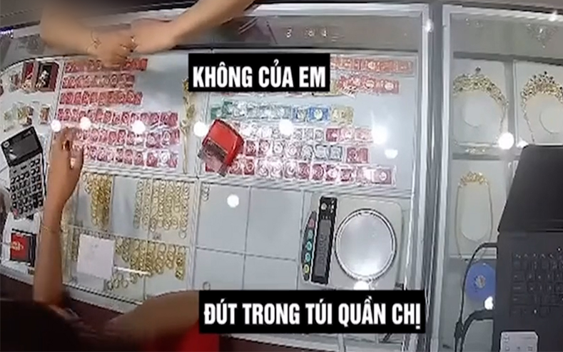 Cô gái làm