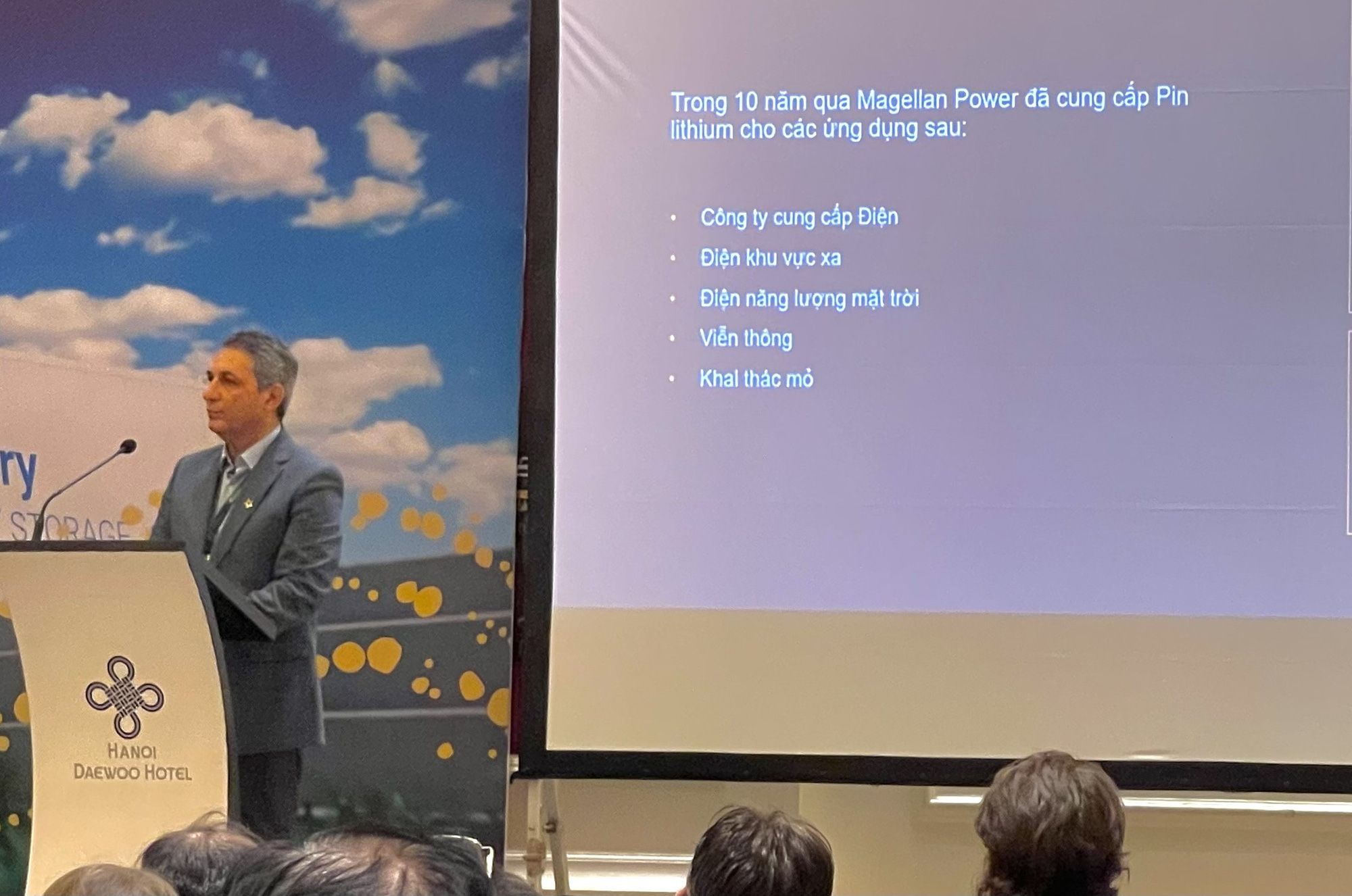 Ông Masoud Abshar từ công ty Magellan Power cho biết sẵn sàng chuyển giao công nghệ pin lưu trữ năng lượng cho Việt Nam - Ảnh: THANH HIỀN