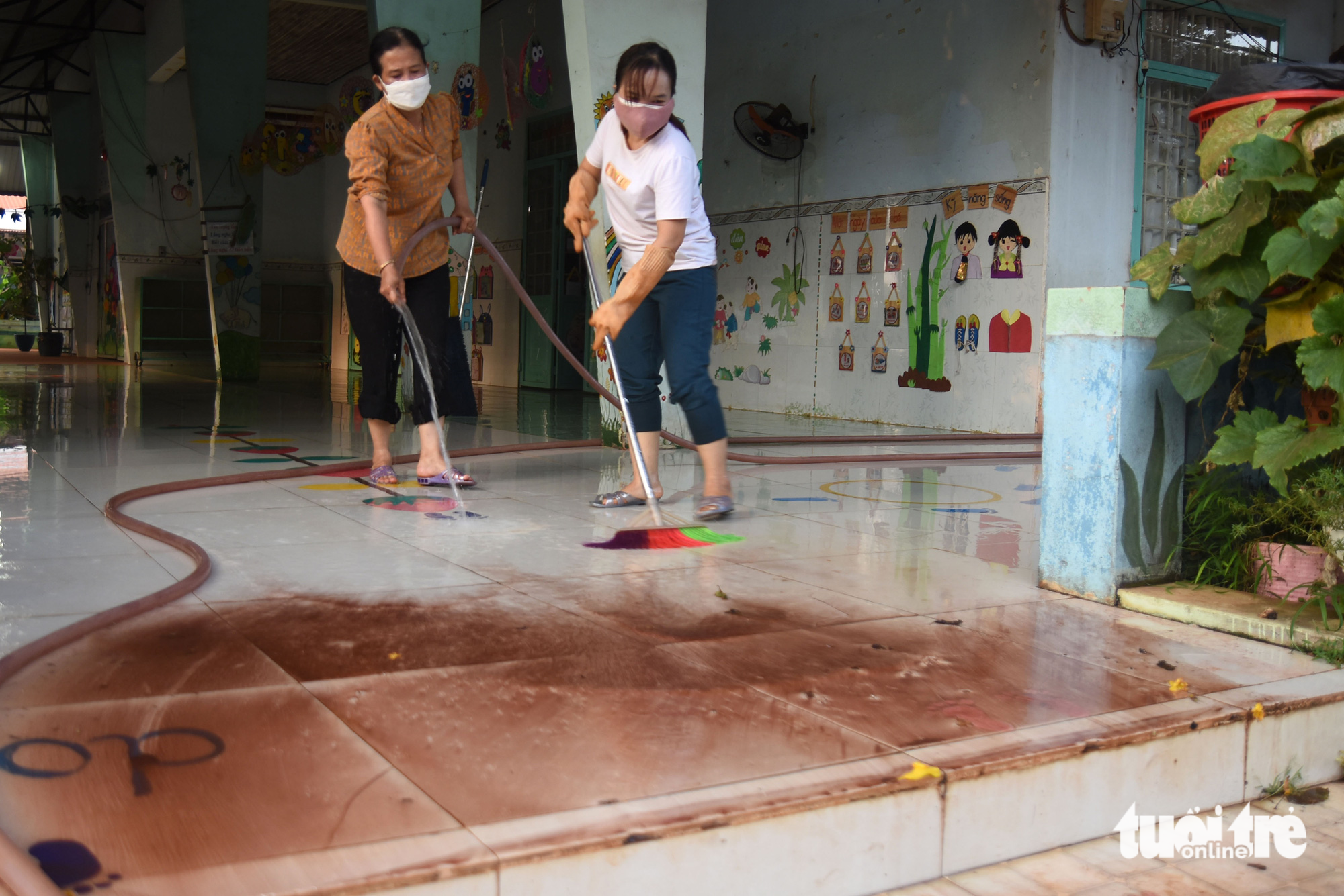 Giáo viên Trường mầm non Bình Sơn mất hơn 2 tiếng mỗi ngày để lau chùi trường lớp sau khi học sinh ra về nhưng sáng hôm sau bụi bẩn vẫn phủ thành lớp dày - Ảnh: A LỘC