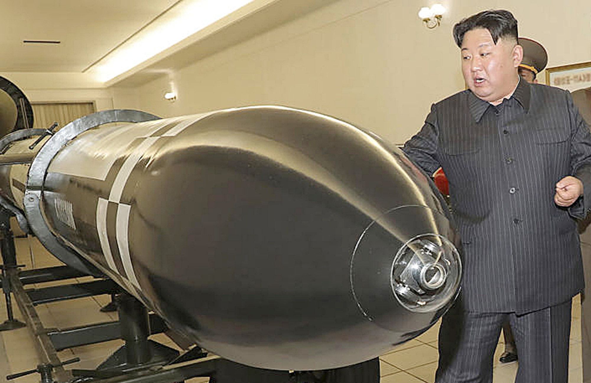 核問題の前の世界 - 写真 1. 北朝鮮の金正恩委員長が北朝鮮の先進兵器を視察 - 写真: KCNA