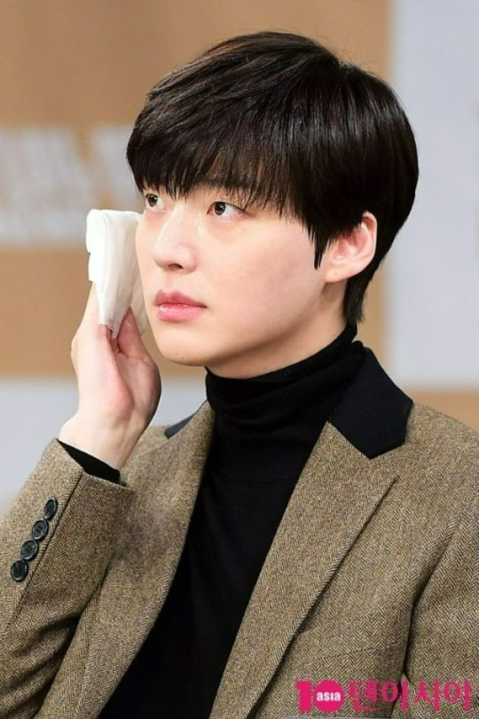 Tái xuất sau 4 năm, Ahn Jae Hyun vướng tranh cãi diễn xuất - Ảnh 1. Tái xuất sau 4 năm, Ahn Jae Hyun vướng tranh cãi diễn xuất - Ảnh 1.
