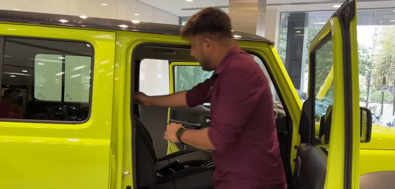 YouTuber bày cách ngủ trên Suzuki Jimny sắp bán ở Việt Nam - Ảnh 5. YouTuber bày cách ngủ trên Suzuki Jimny sắp bán ở Việt Nam - Ảnh 5.
