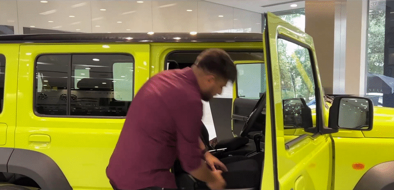 YouTuber bày cách ngủ trên Suzuki Jimny sắp bán ở Việt Nam - Ảnh 6.