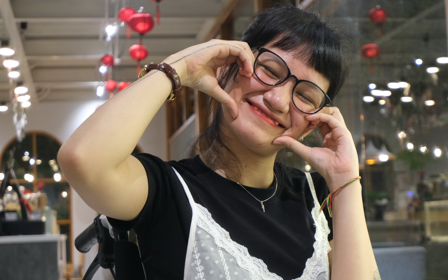 Người khuyết tật truyền nghị lực trên mạng xã hội - Kỳ 2: "Lăn" đi để nhìn ngắm thế giới