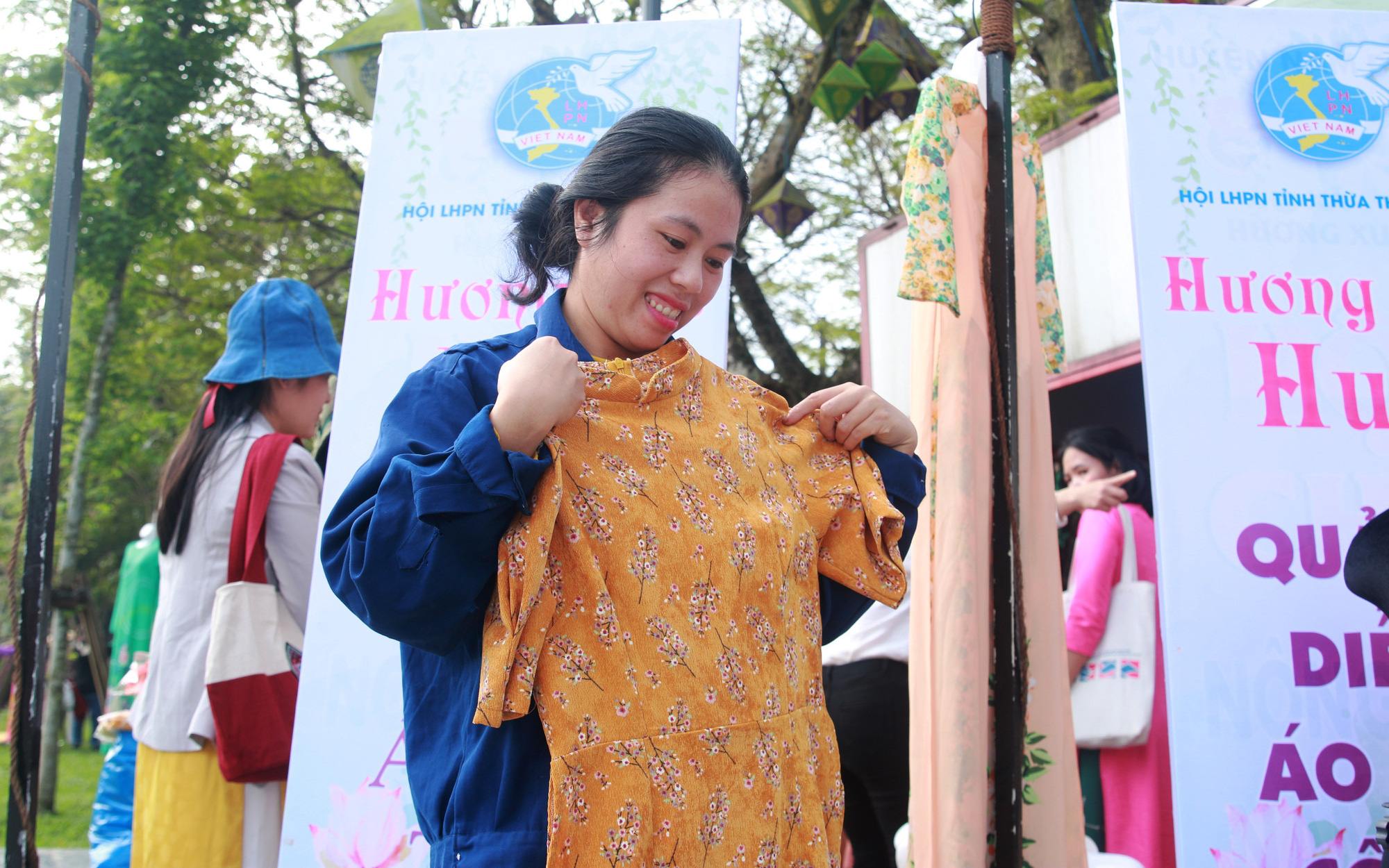 Hơn 2.000 bộ áo dài được tặng cho phụ nữ khó khăn ở Huế
