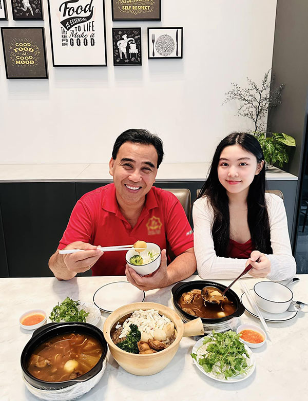 Ảnh vui sao Việt 3-3: Quyền Linh hạnh phúc vì nhà toàn con gái - Ảnh 1. Ảnh vui sao Việt 3-3: Quyền Linh hạnh phúc vì nhà toàn con gái - Ảnh 1.