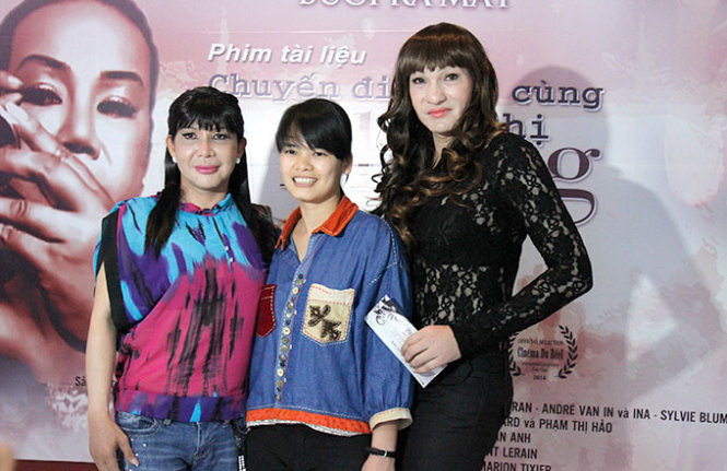 Đạo diễn Nguyễn Thị Thắm (giữa) bên cạnh hai nhân vật trong phim Chuyến đi cuối cùng của chị Phụng - Ảnh: Blue Productions