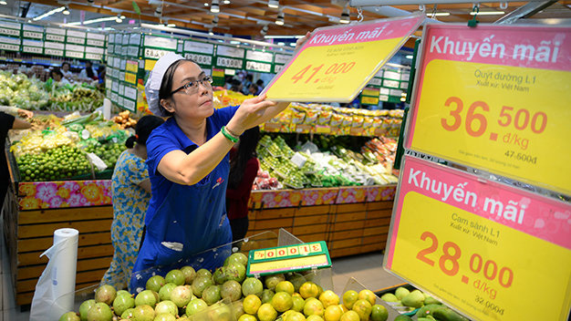 Nhóm hàng hóa thực phẩm thiết yếu tại TP.HCM có xu hướng rẻ hơn ở Hà Nội đắt đỏ - Ảnh: HỮU KHOA
